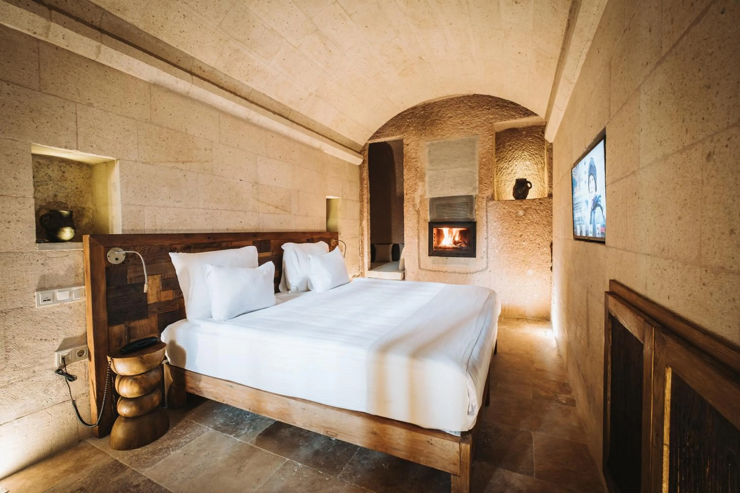 Bed in Millstone Cave Suites Hotel