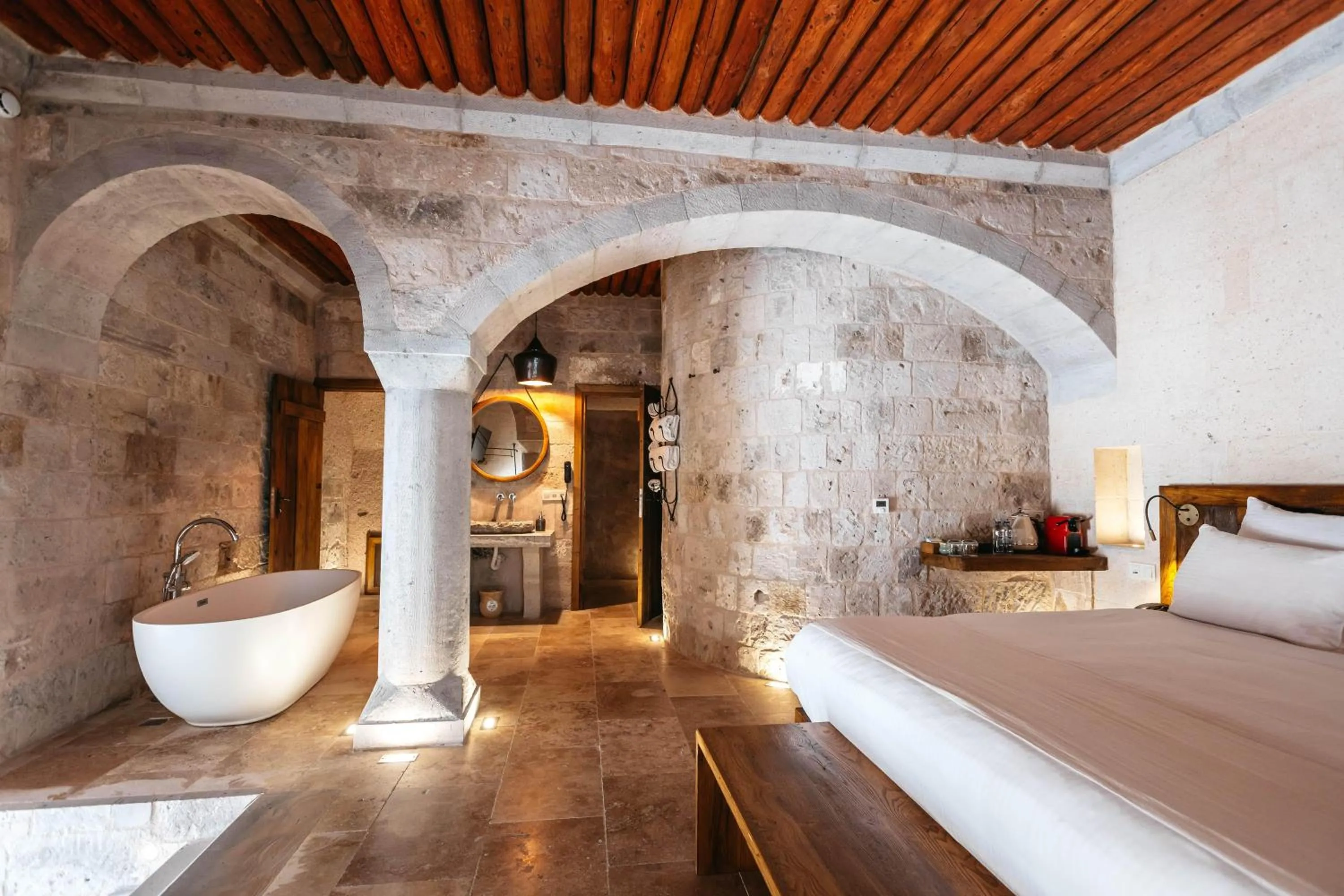 Bathroom, Bed in Millstone Cave Suites Hotel