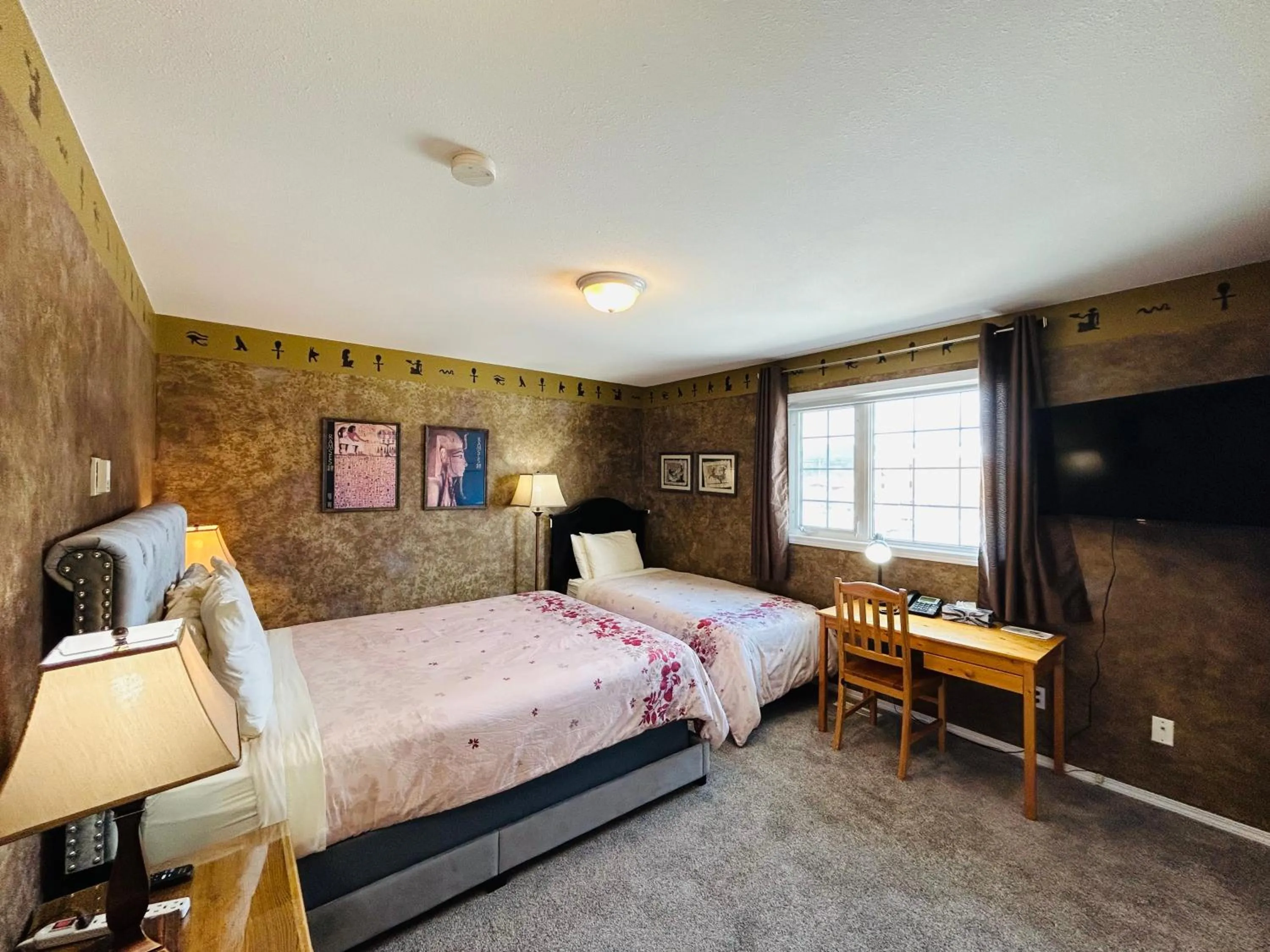 Bed in Midnight Sun Inn