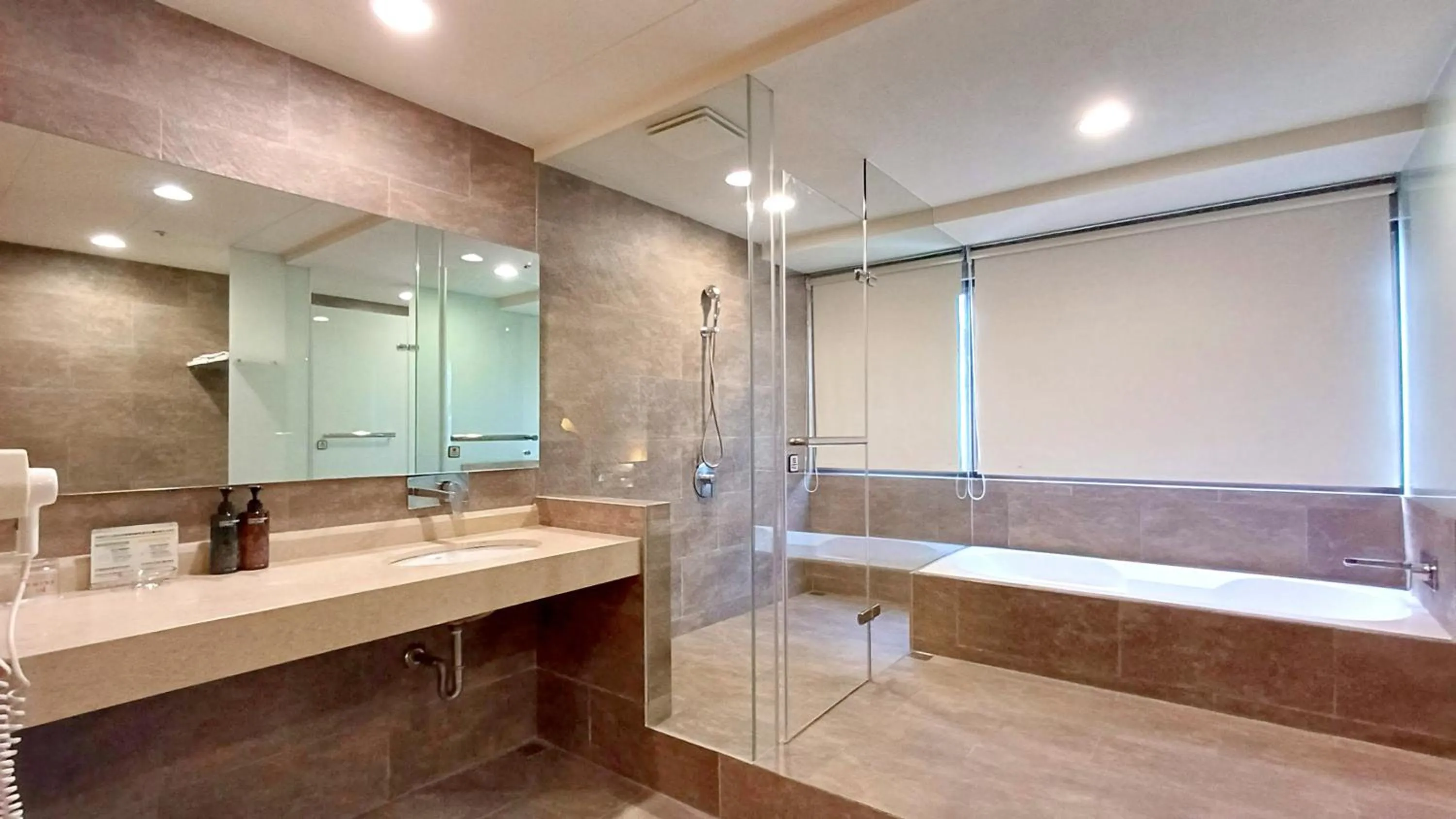 room service in Hi-YES HOTEL TAOYUAN