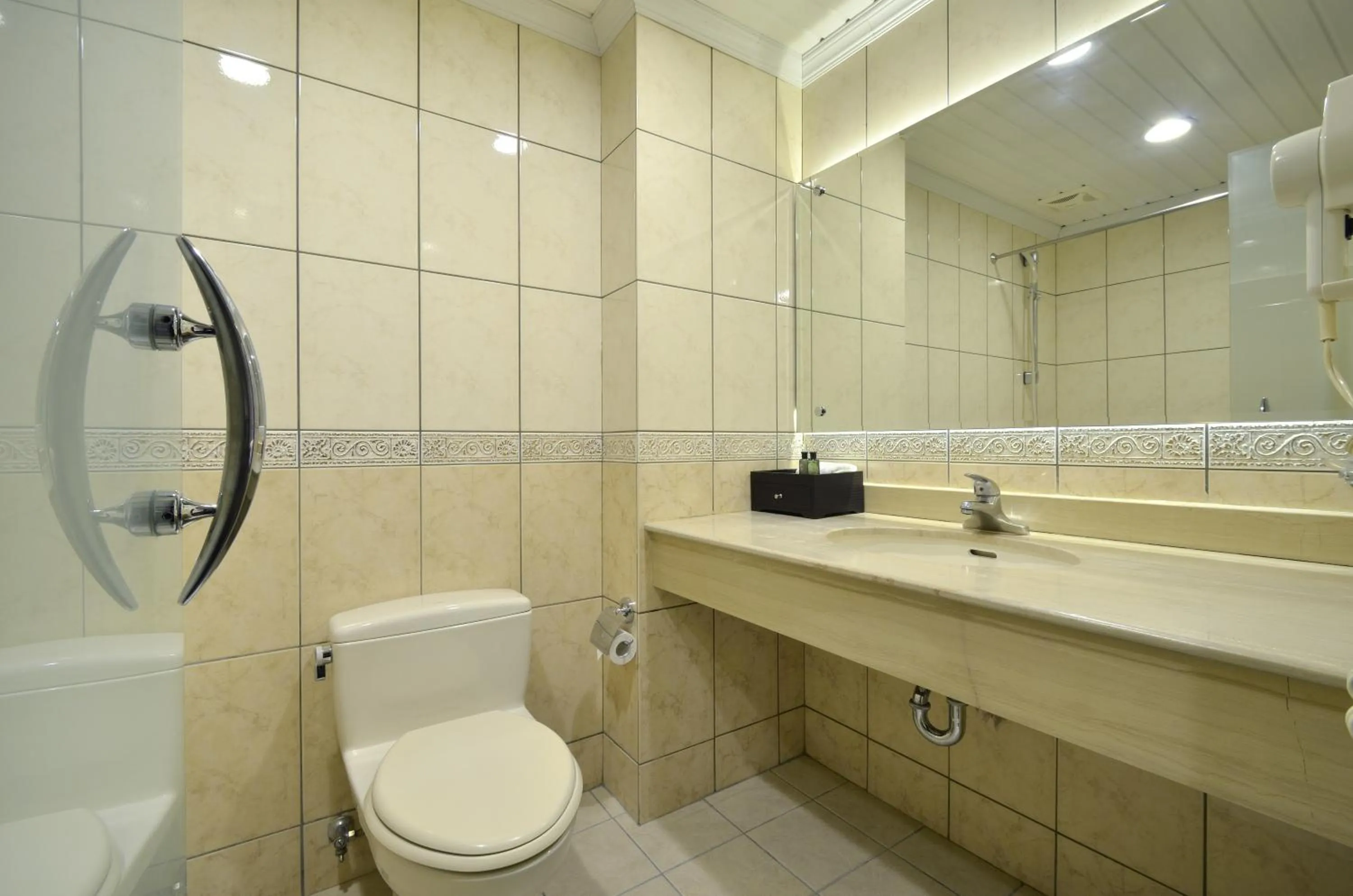 Bathroom in King's Paradise Hotel