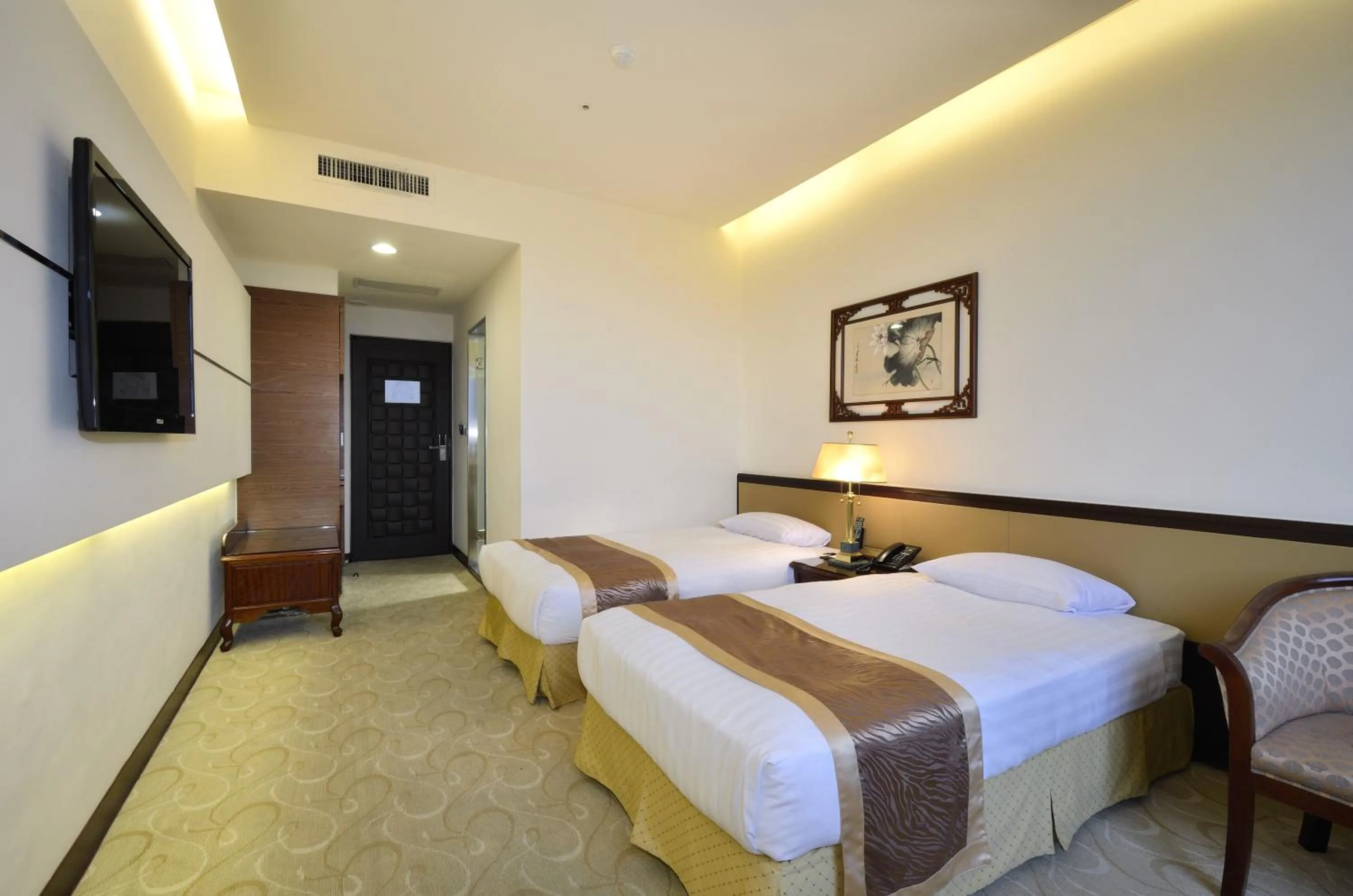 Photo of the whole room, Bed in King's Paradise Hotel