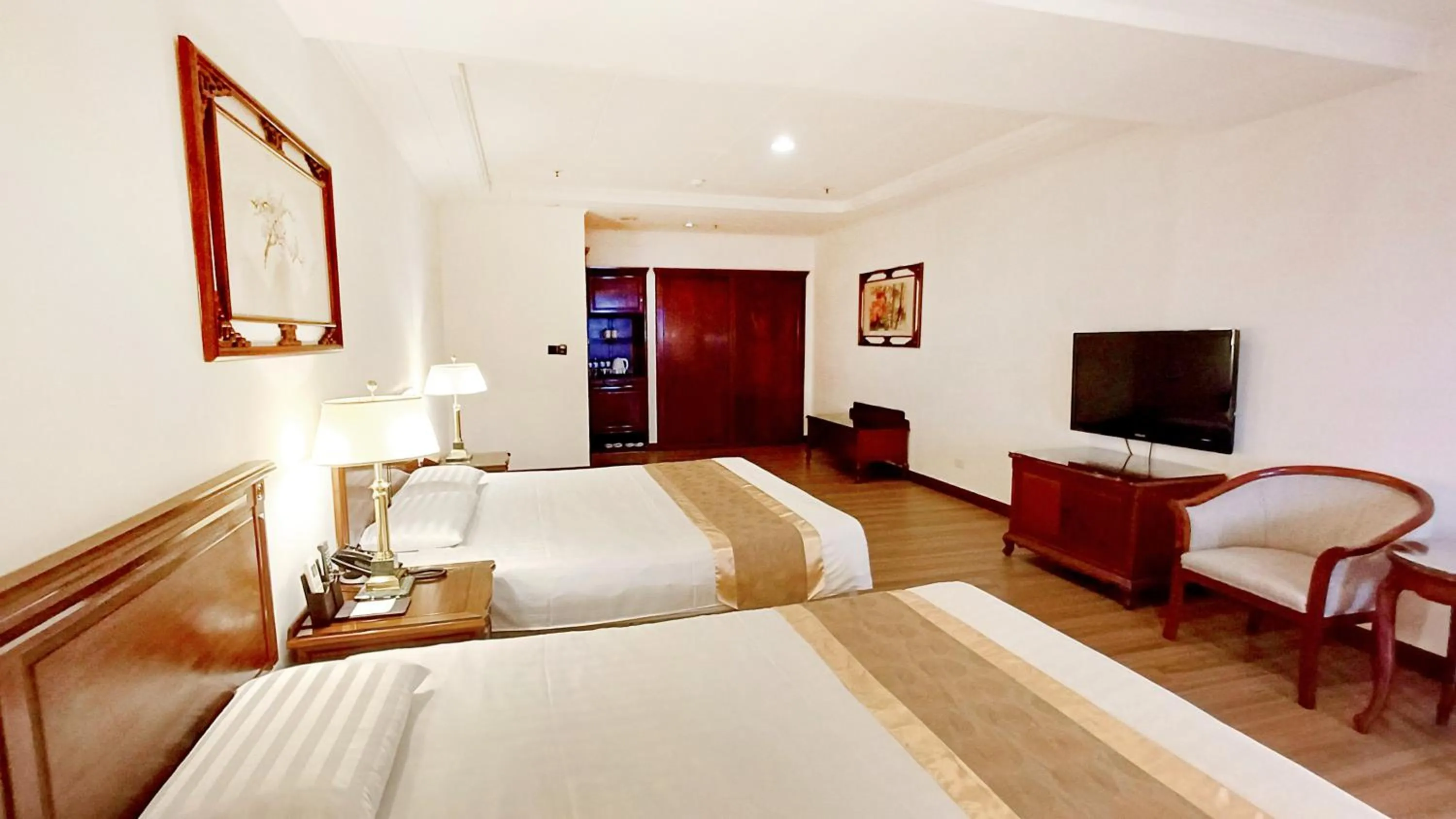 room service, Bed in Hi-YES HOTEL TAOYUAN