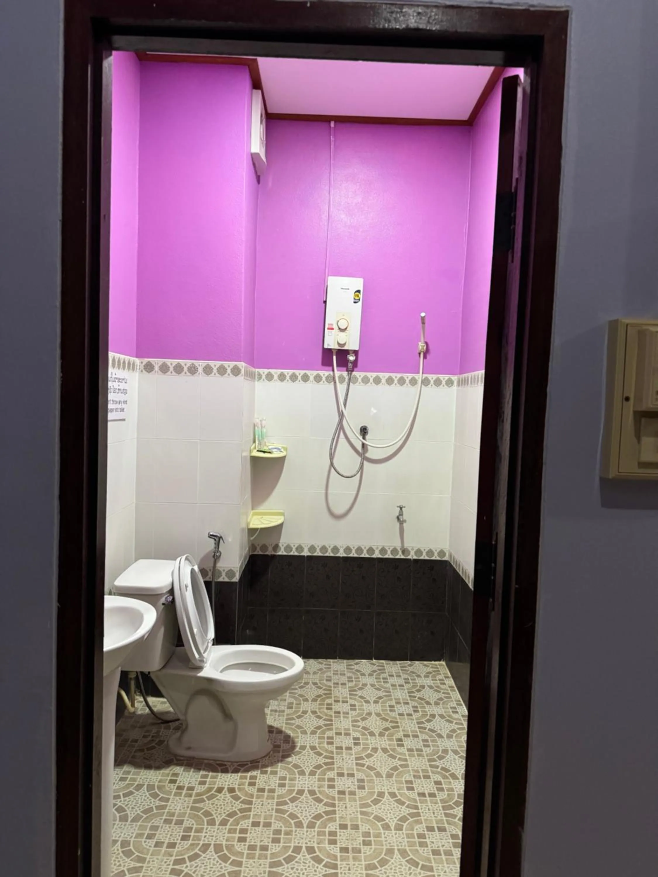 Shower in Khampaseuth Hotel