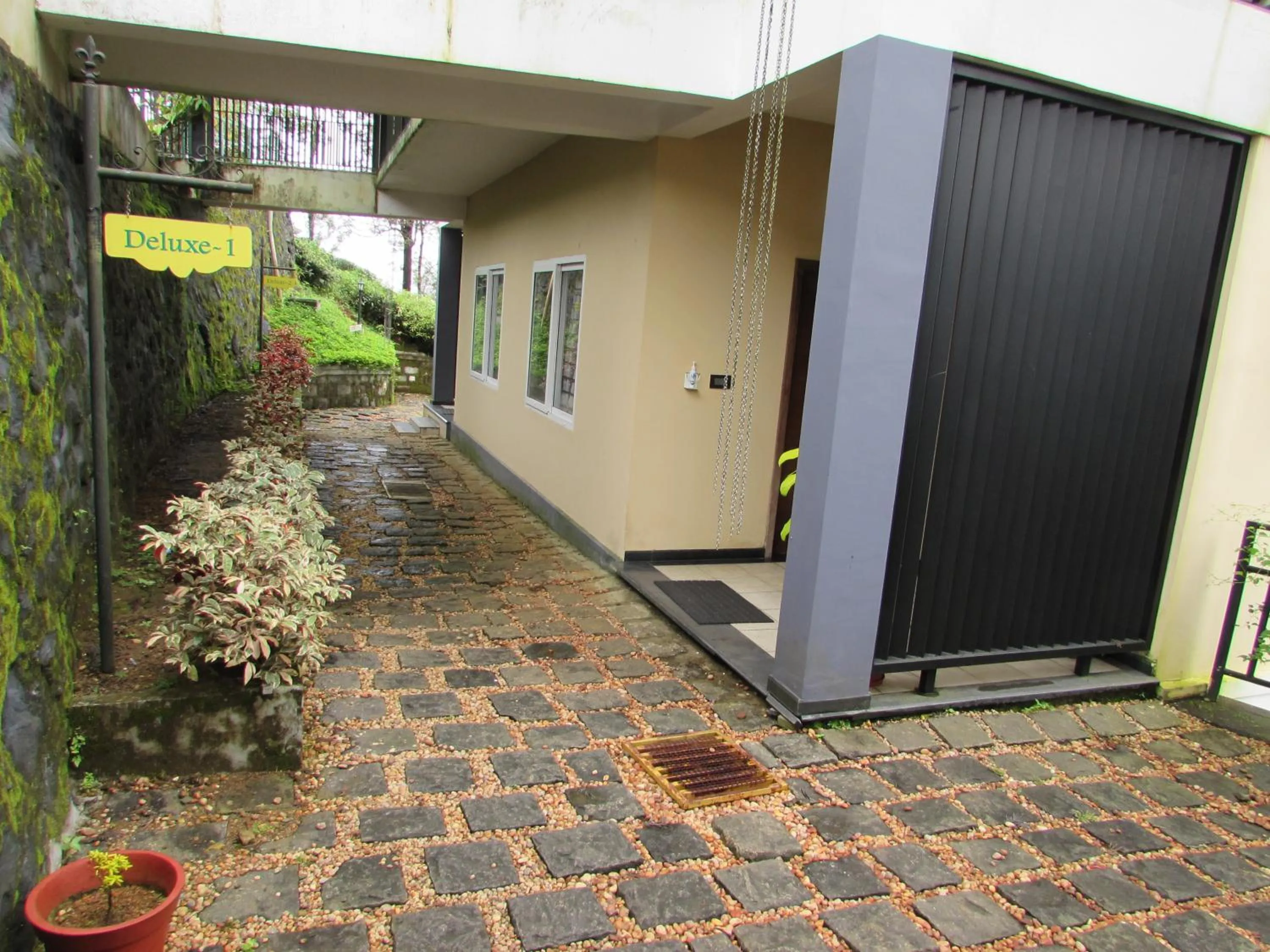 Facade/entrance in Falcon Crest