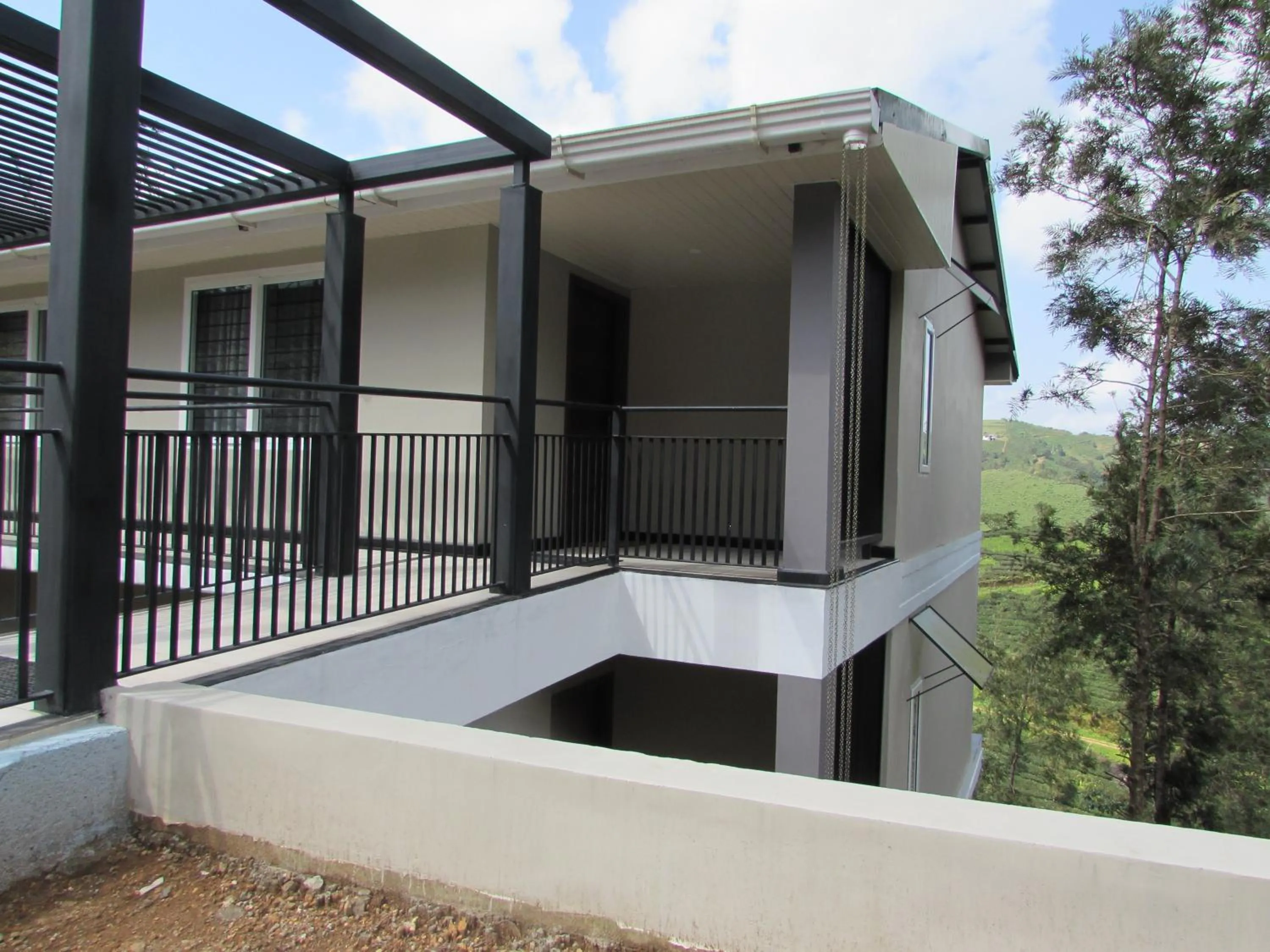 Facade/entrance in Falcon Crest