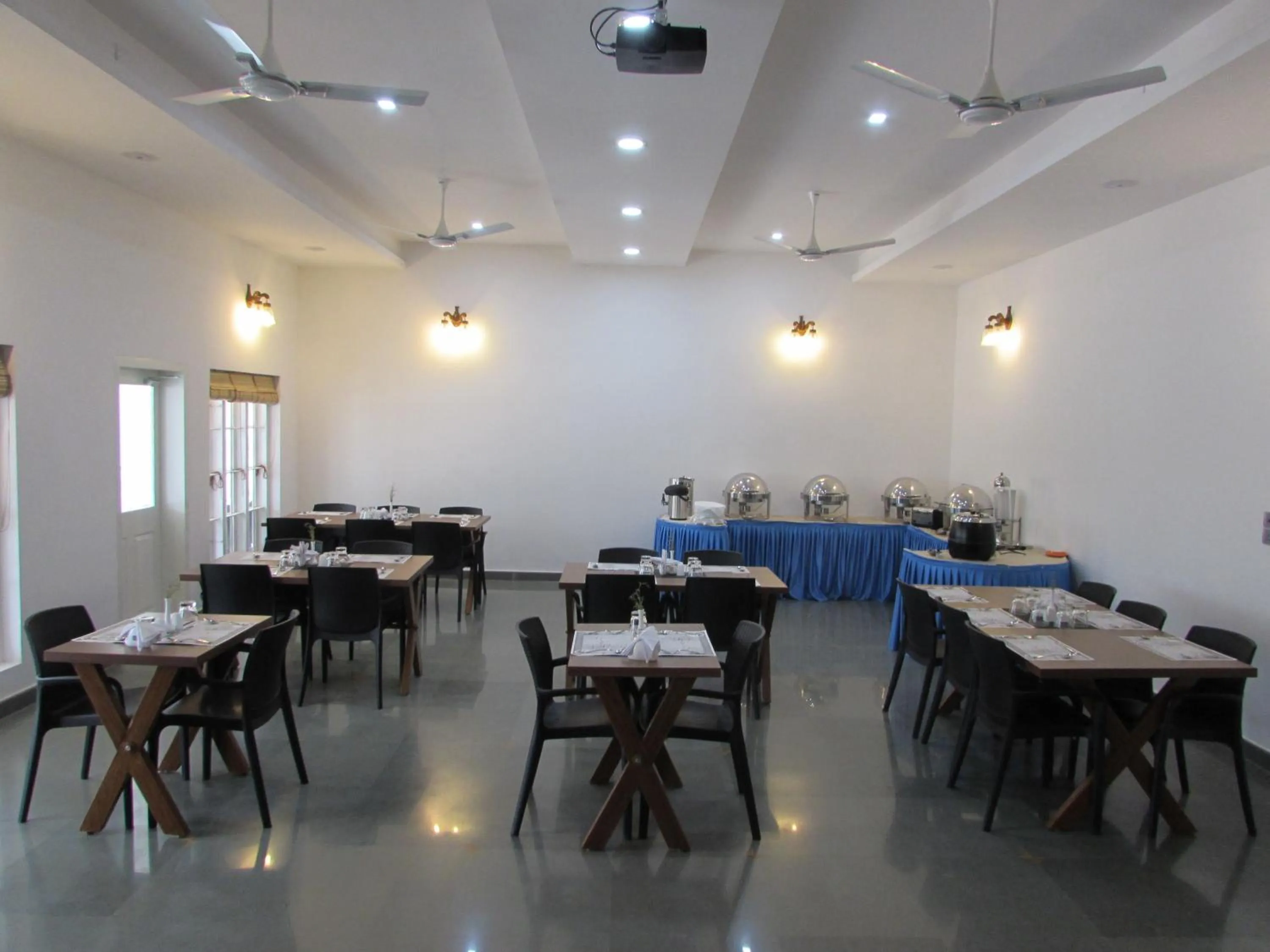 Restaurant/places to eat in Falcon Crest