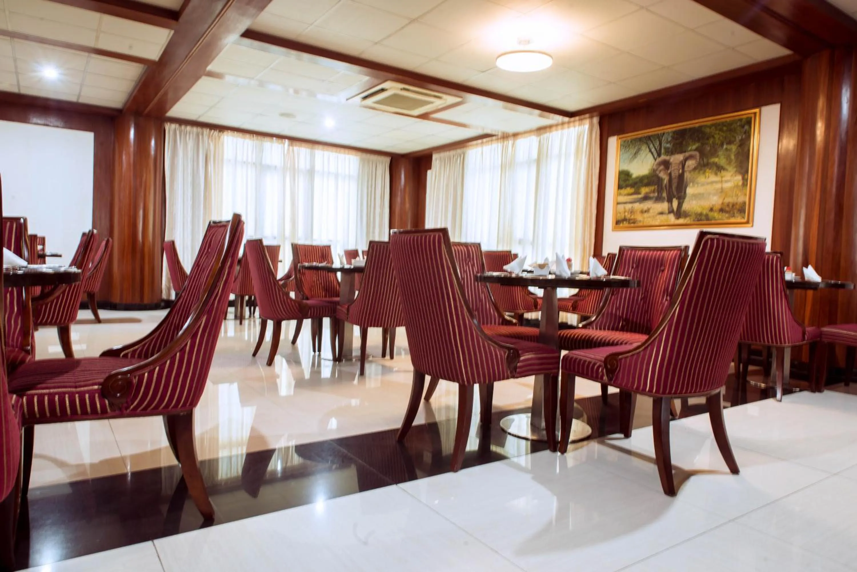 Restaurant/places to eat in Peacock Hotel