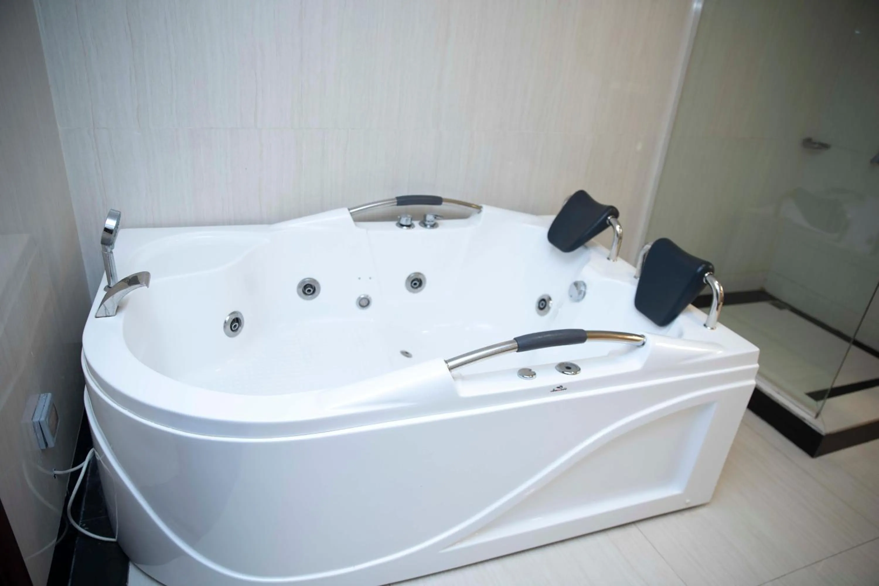 Bath in Peacock Hotel