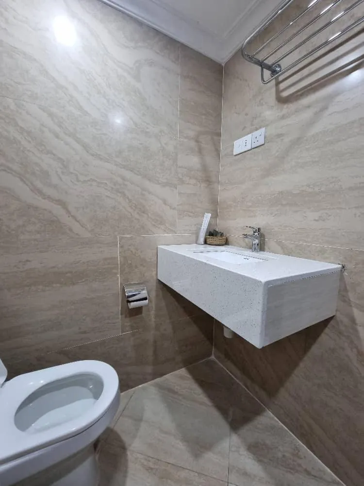 Bathroom in Peacock Hotel