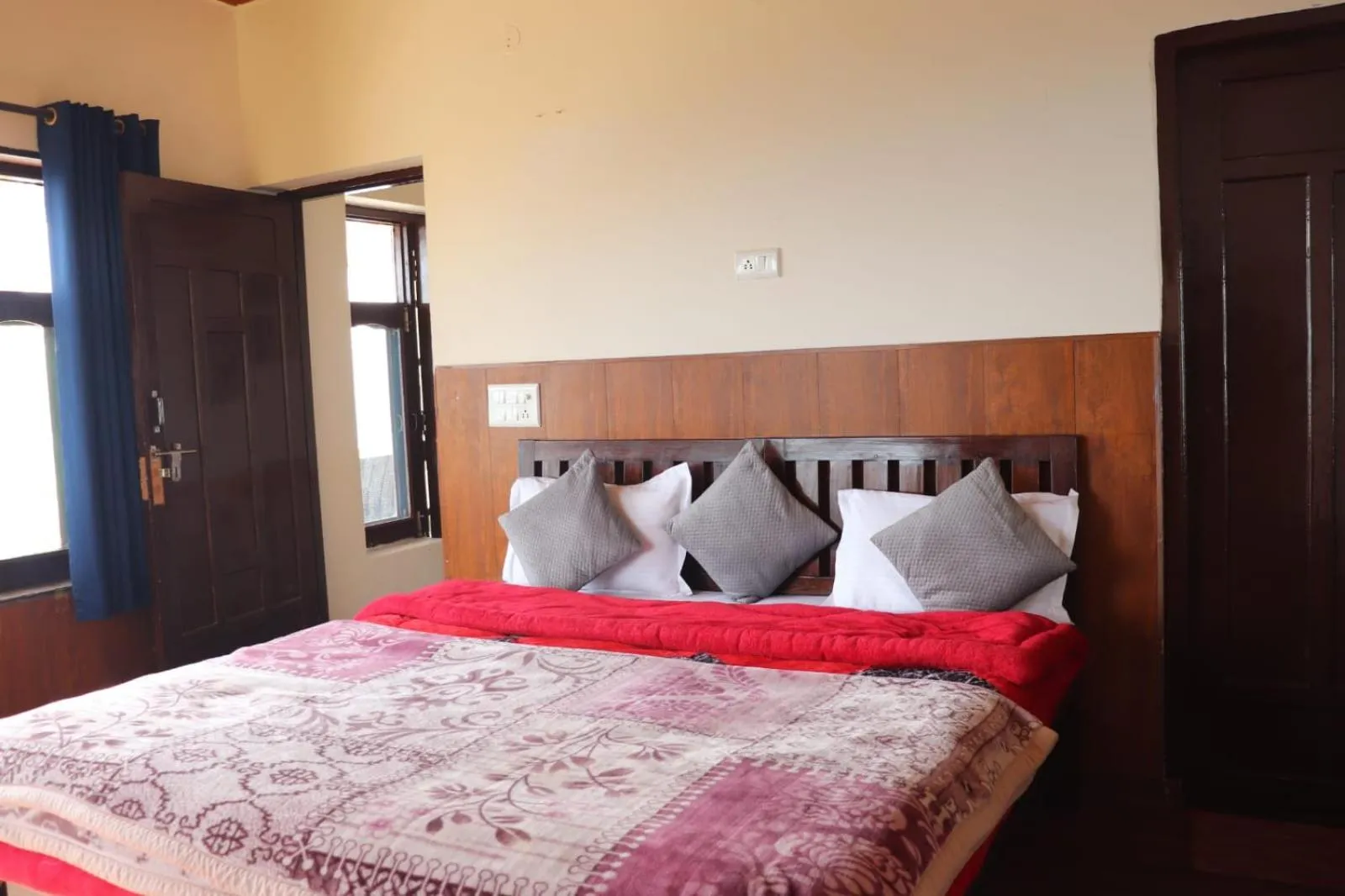 Bed in Deodar Cottage - 3BHK Villa by DeodarStays