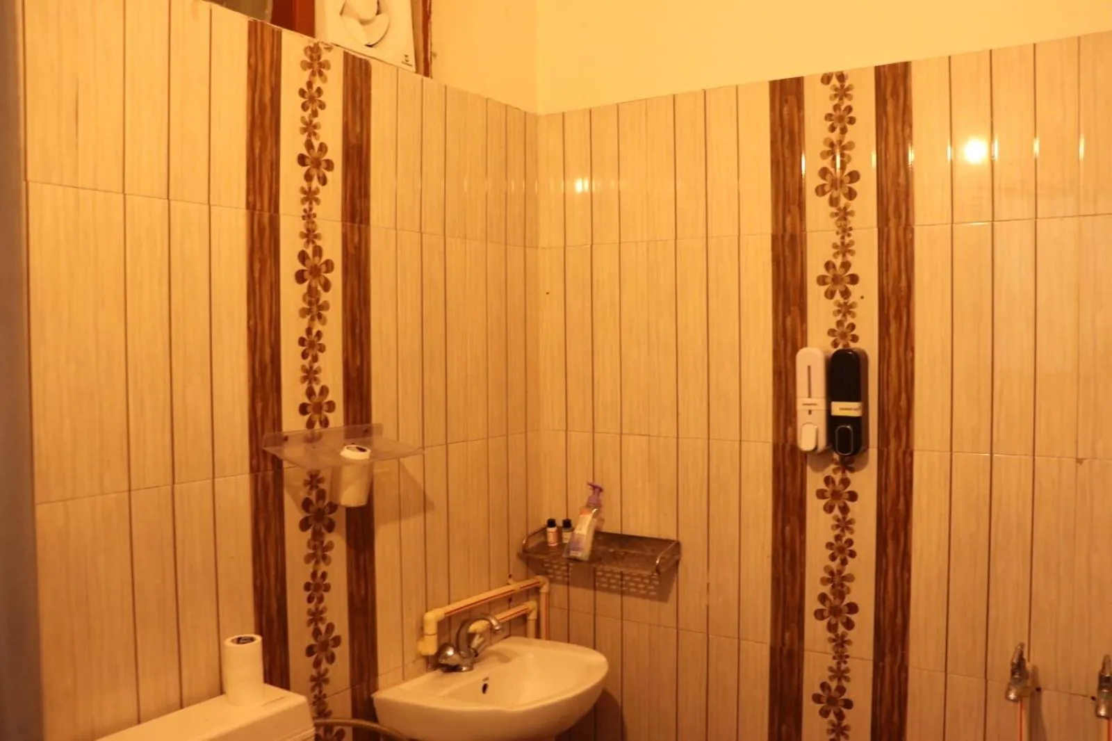 Shower in Deodar Cottage - 3BHK Villa by DeodarStays