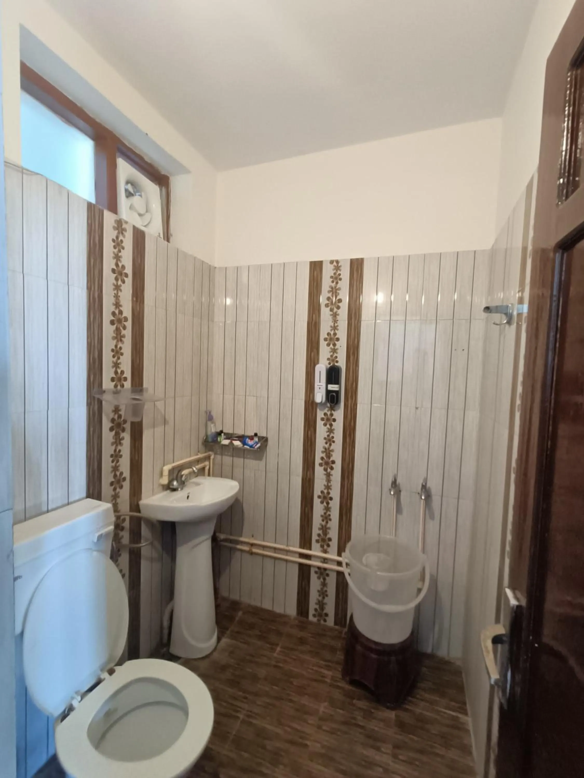 Shower in Deodar Cottage - 3BHK Villa by DeodarStays