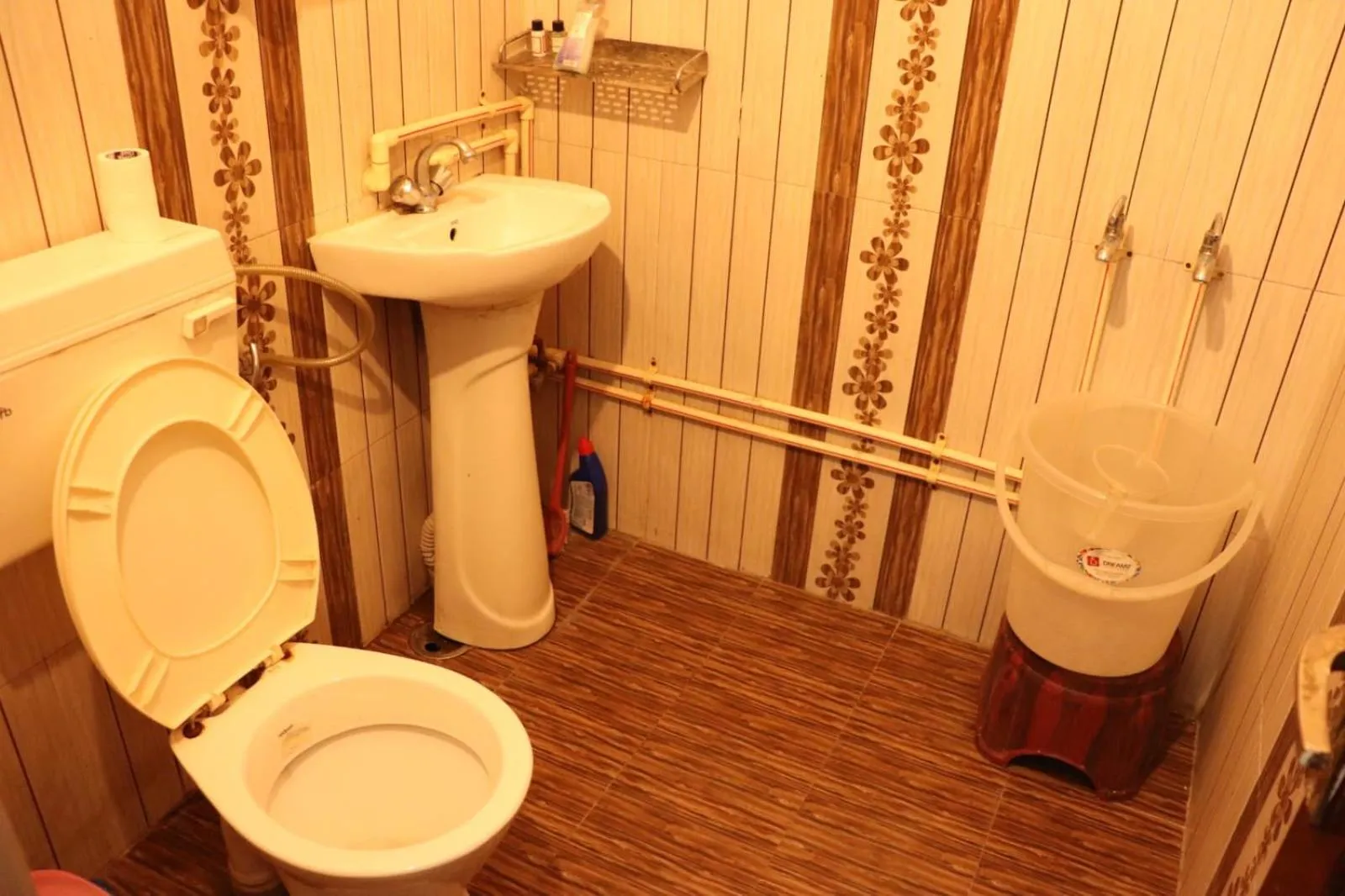 Toilet in Deodar Cottage - 3BHK Villa by DeodarStays