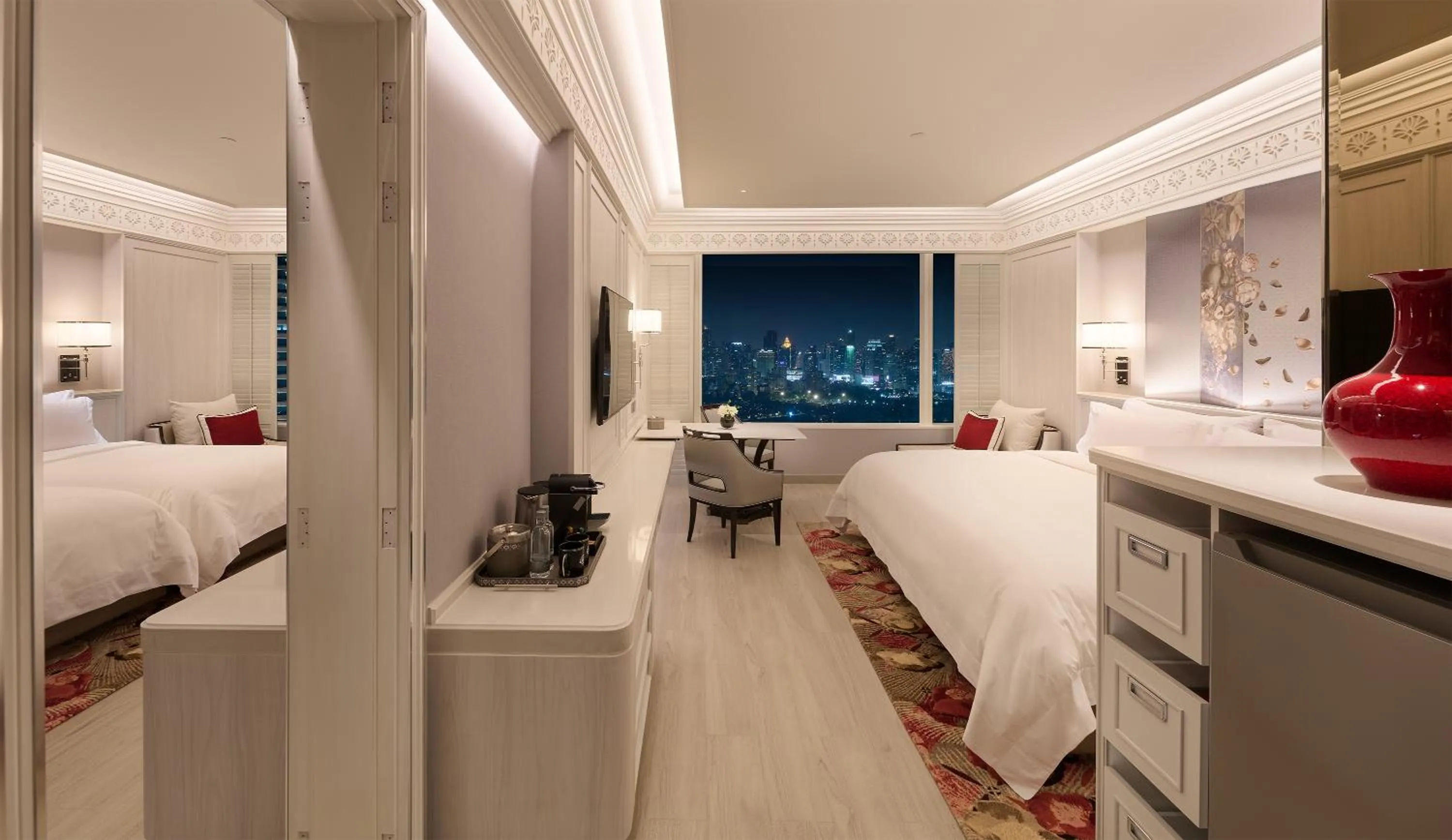 Bedroom, Bed in Grande Centre Point Lumphini Bangkok