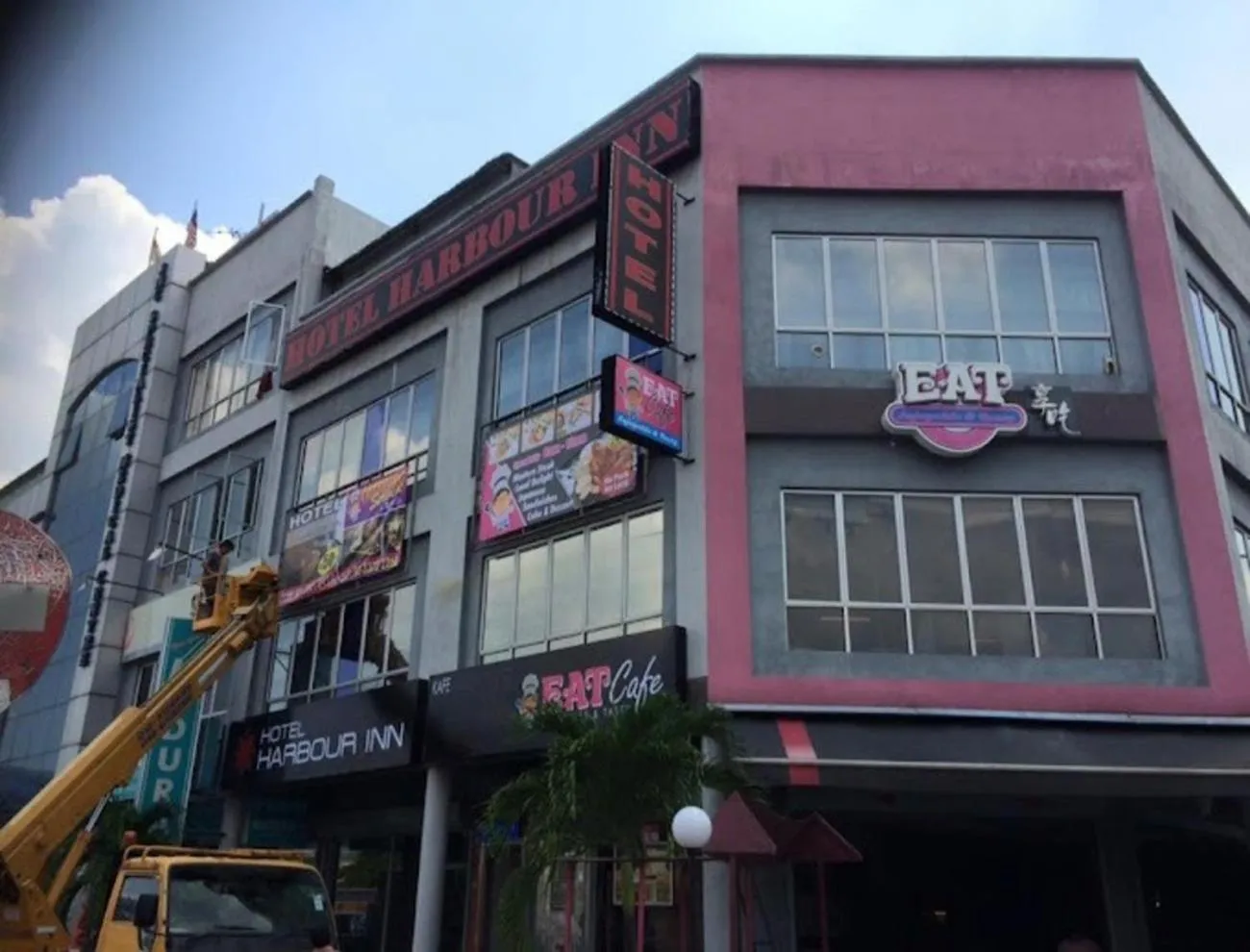 Property building in Hotel Harbour Inn