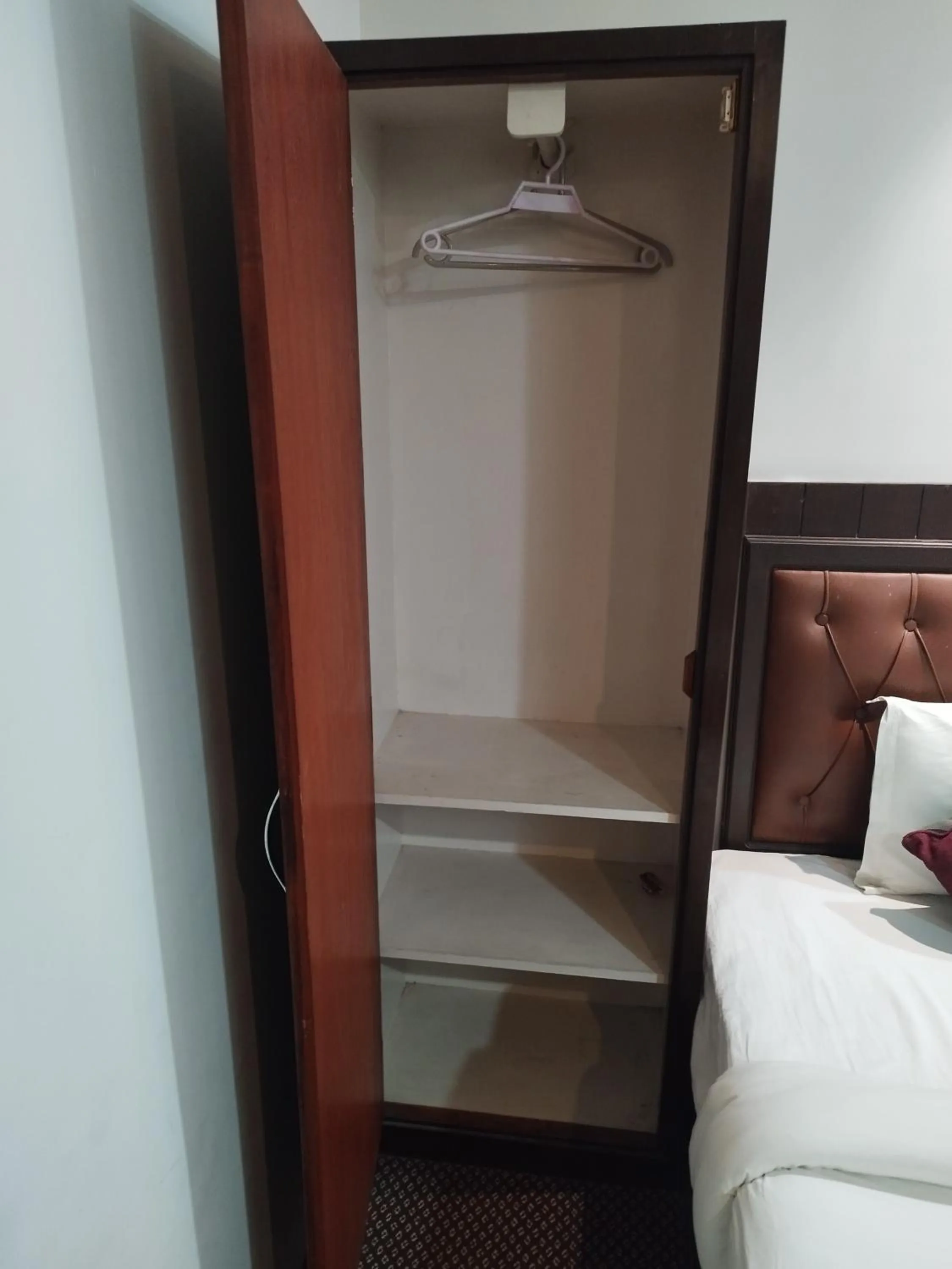 wardrobe, Bed in Hotel De Universal