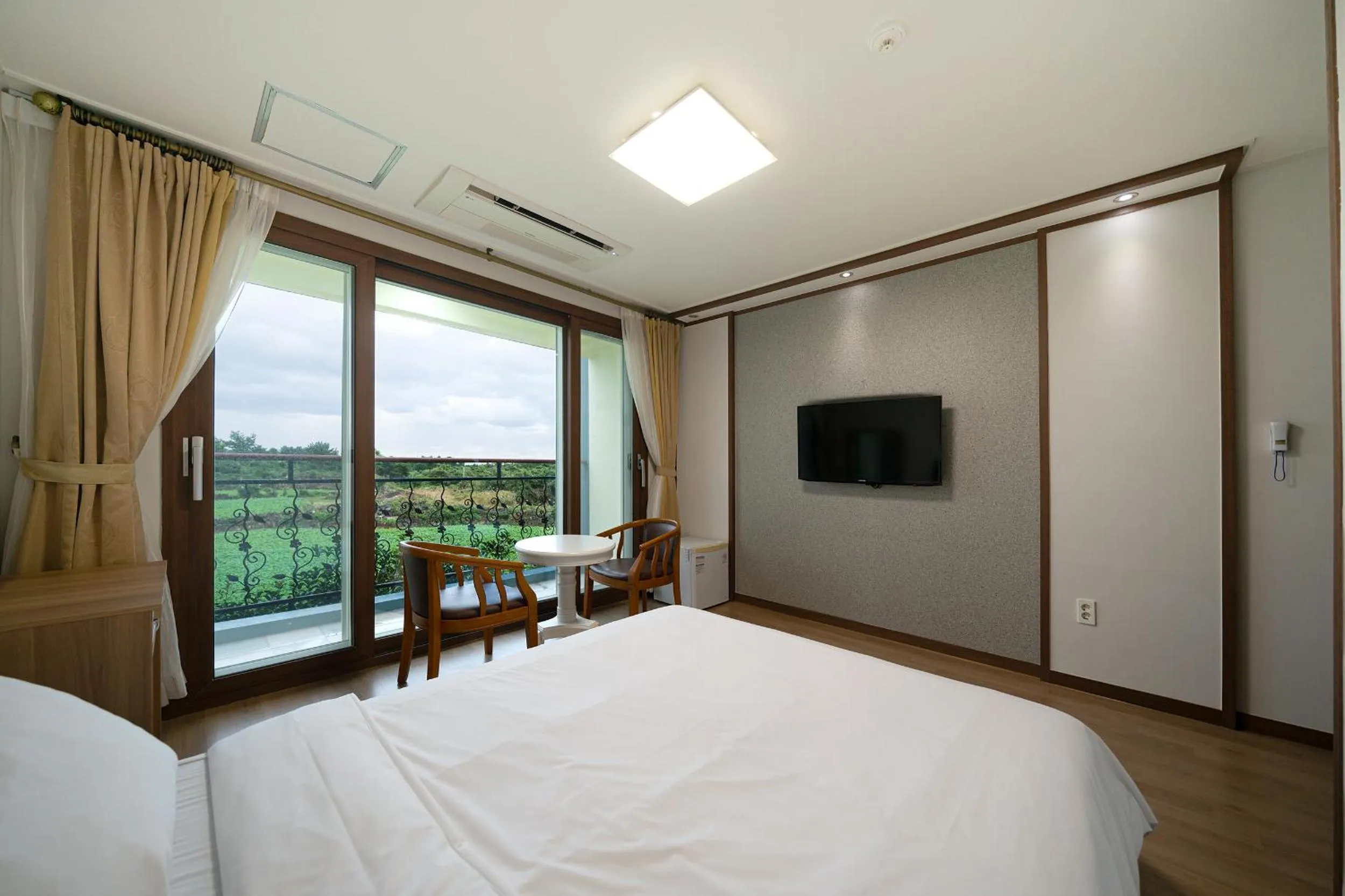 Bedroom, Bed in FromH T Resort Jeju Seongsan