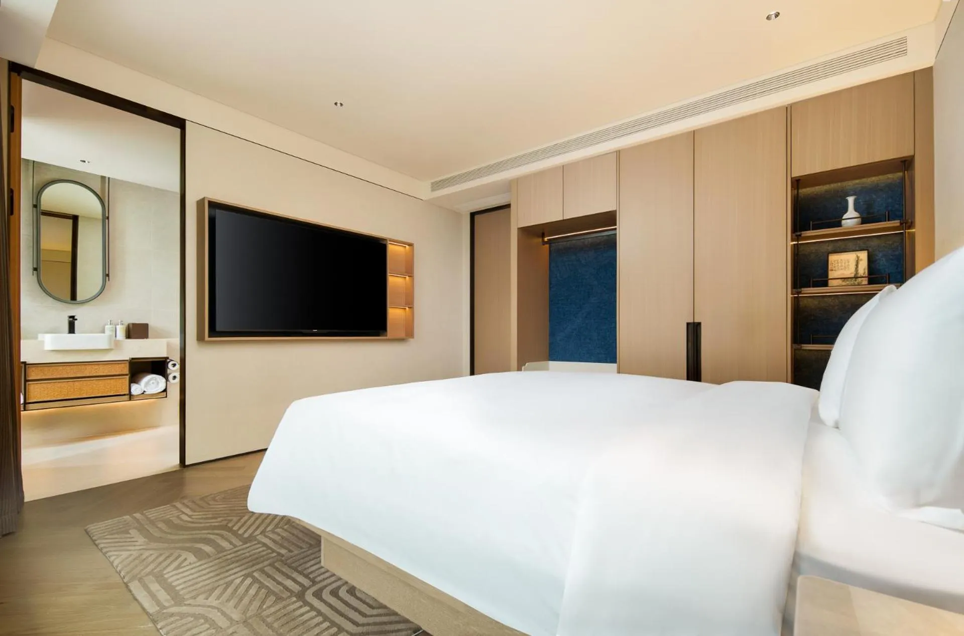 Communal lounge/ TV room, Bed in Ming Hotel Nanjing - MGallery Collection