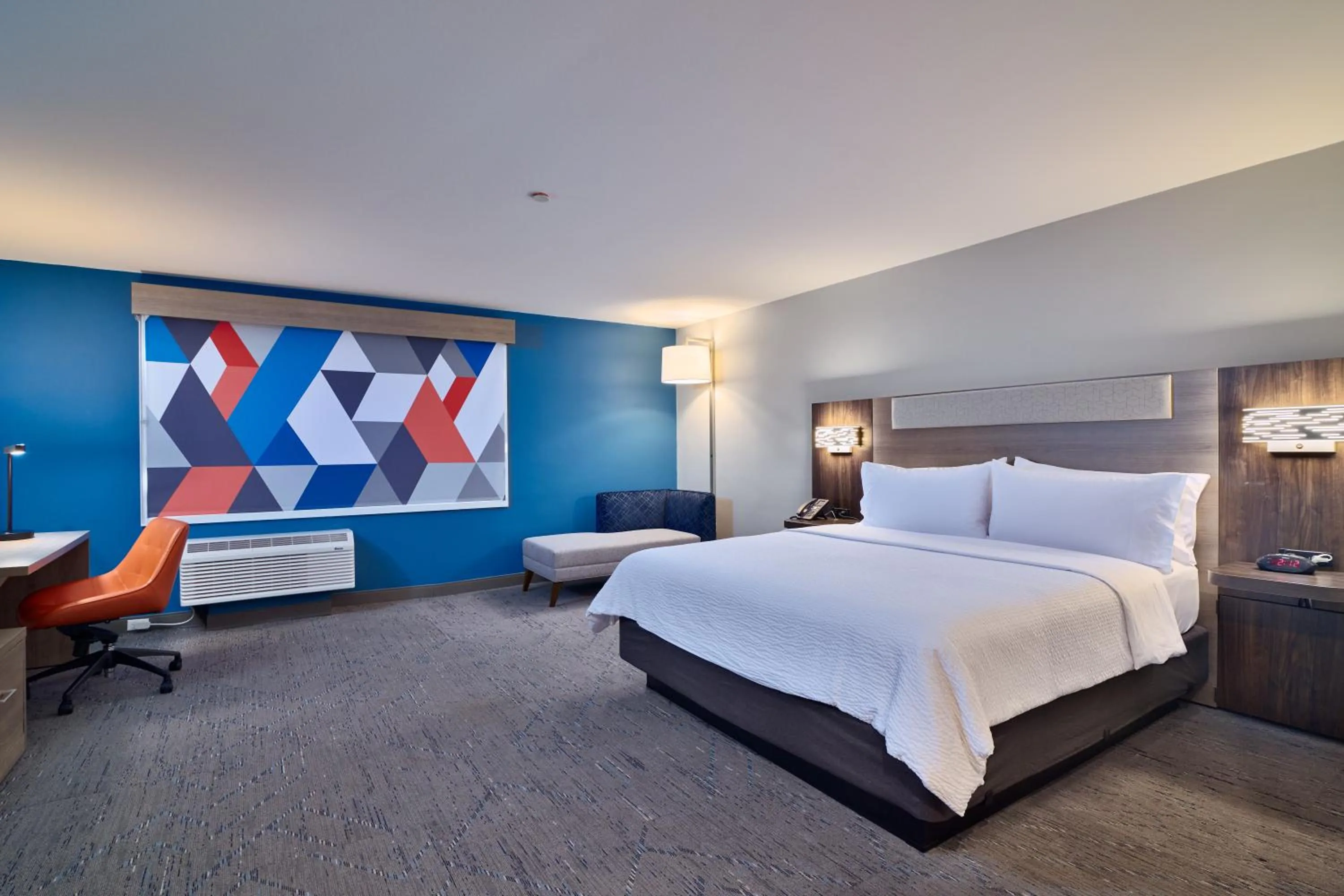 Bed in Holiday Inn Express & Suites Diamond by IHG
