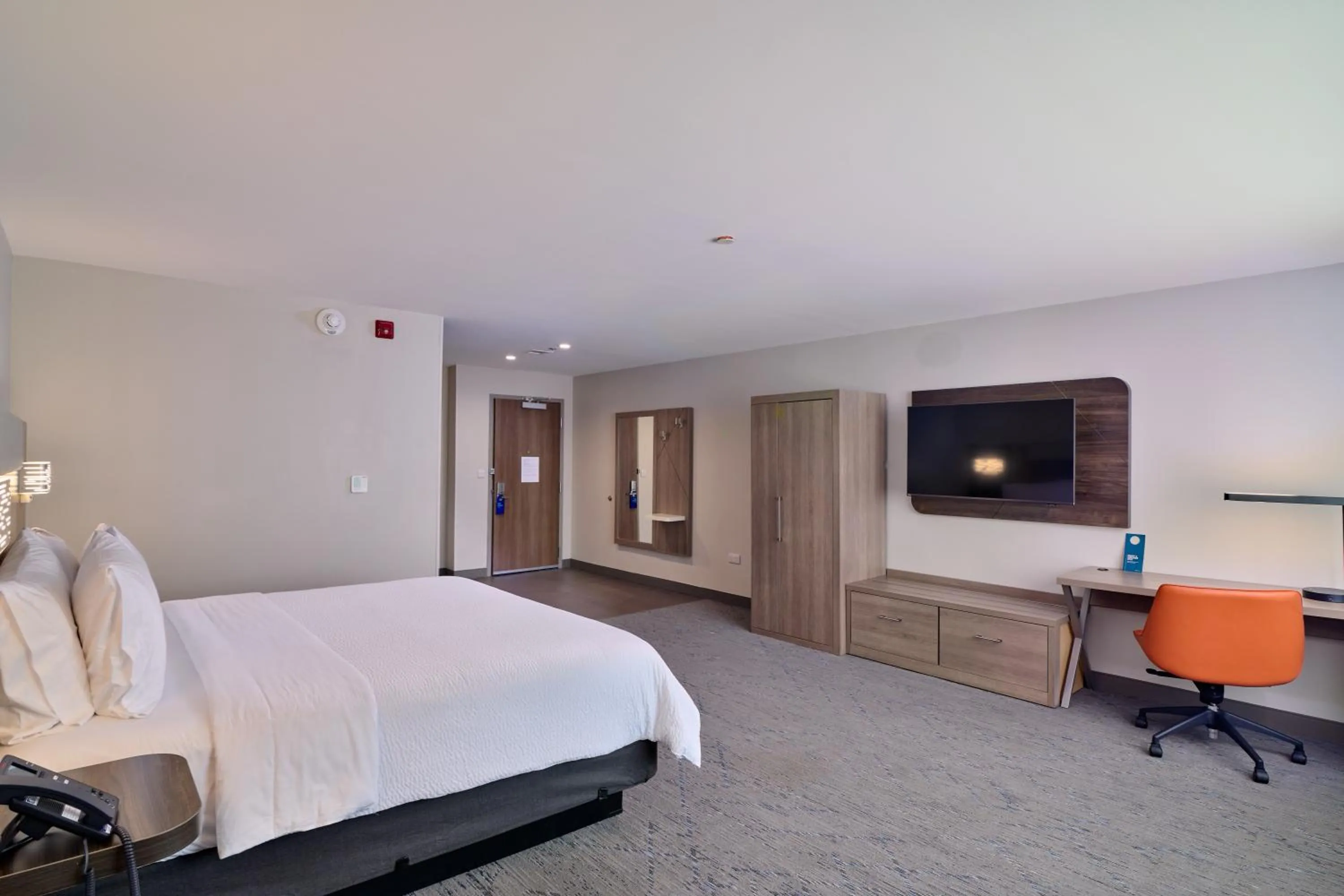 Bed in Holiday Inn Express & Suites Diamond by IHG