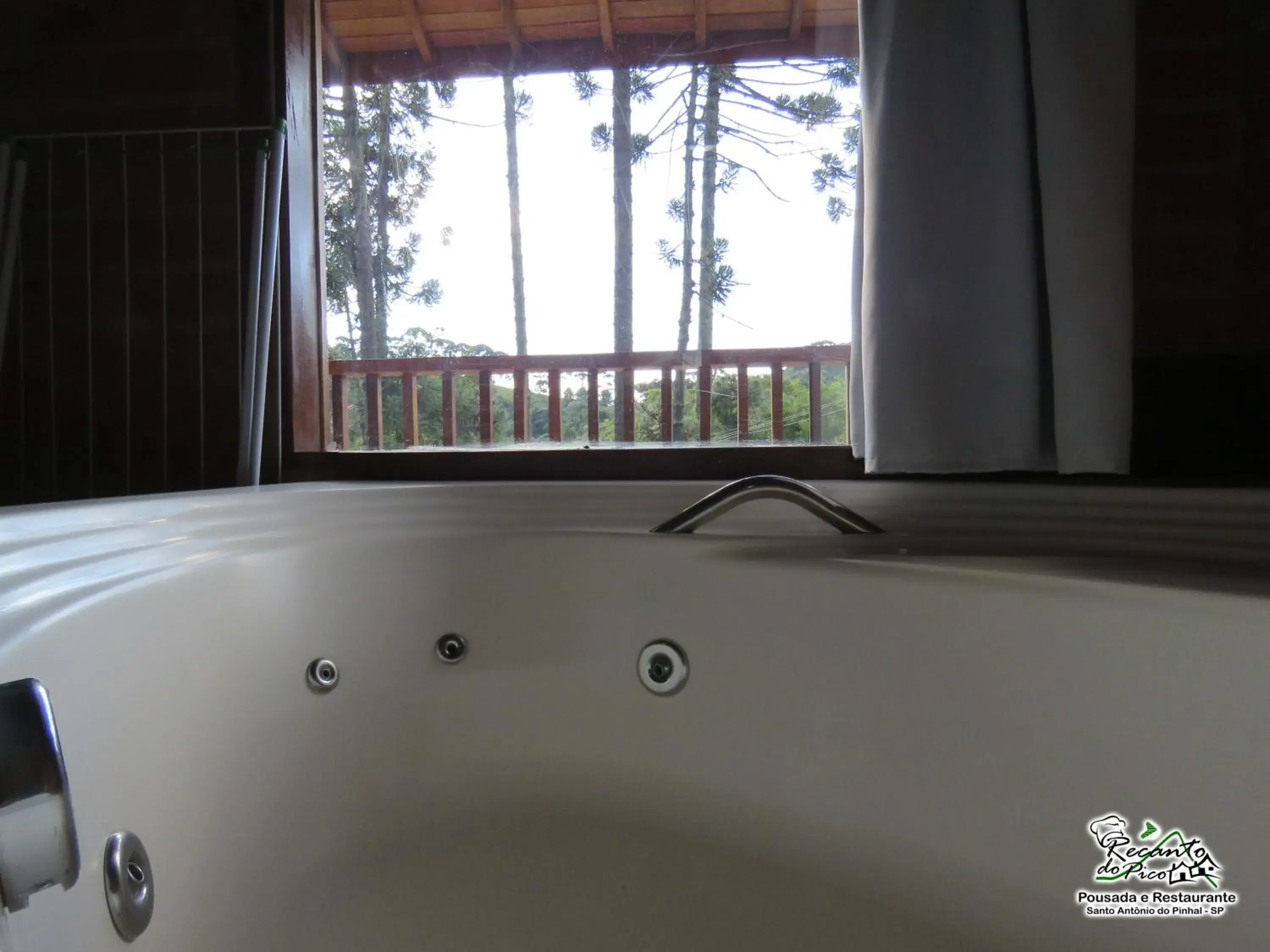 Deluxe Chalet with Bath and Fireplace in Pousada e Restaurante Recanto do Pico Deluxe Chalet with Bath and Fireplace in Pousada e Restaurante Recanto do Pico