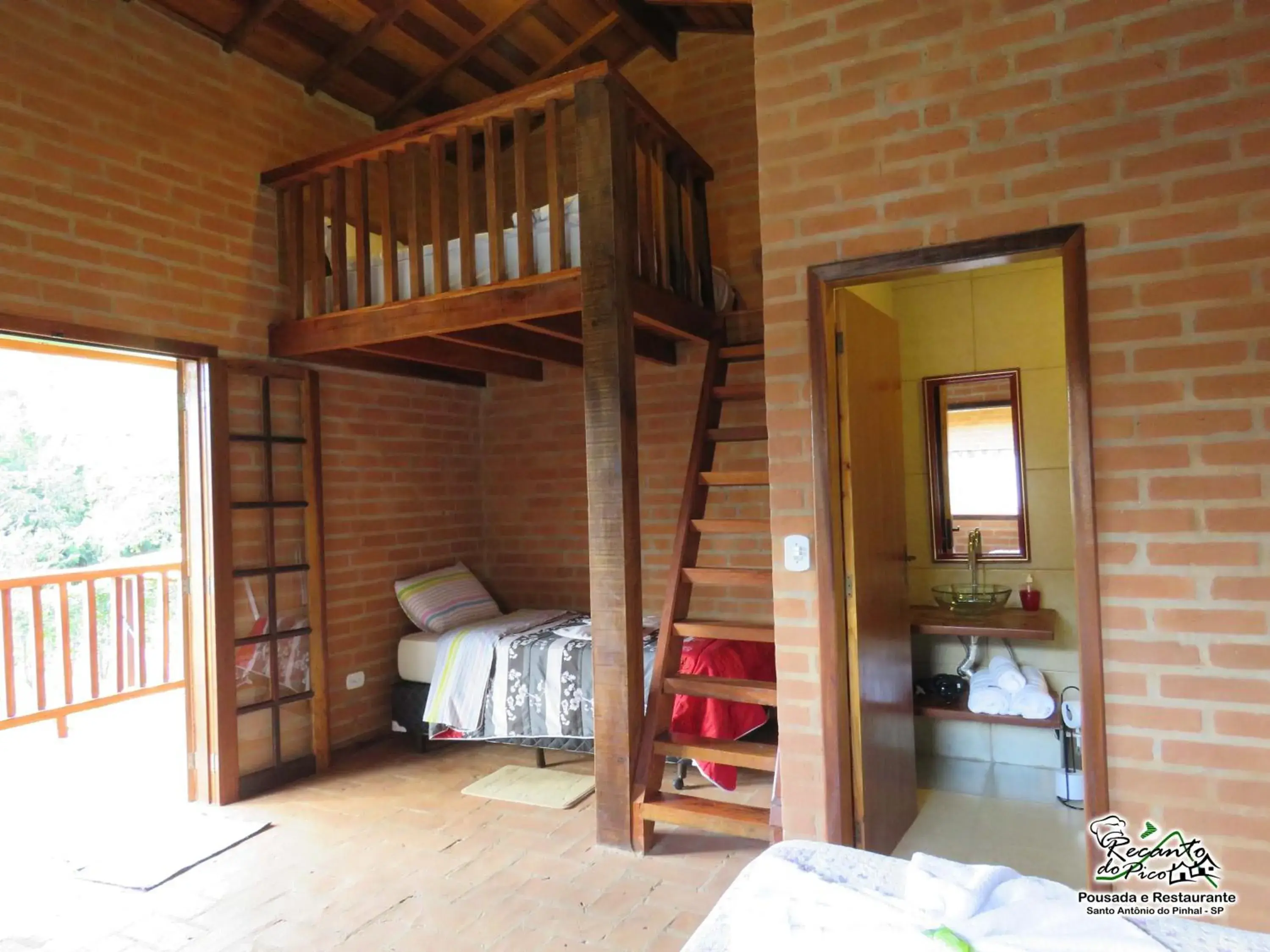 Chalet with fireplace without bathtub in Pousada e Restaurante Recanto do Pico Chalet with fireplace without bathtub in Pousada e Restaurante Recanto do Pico