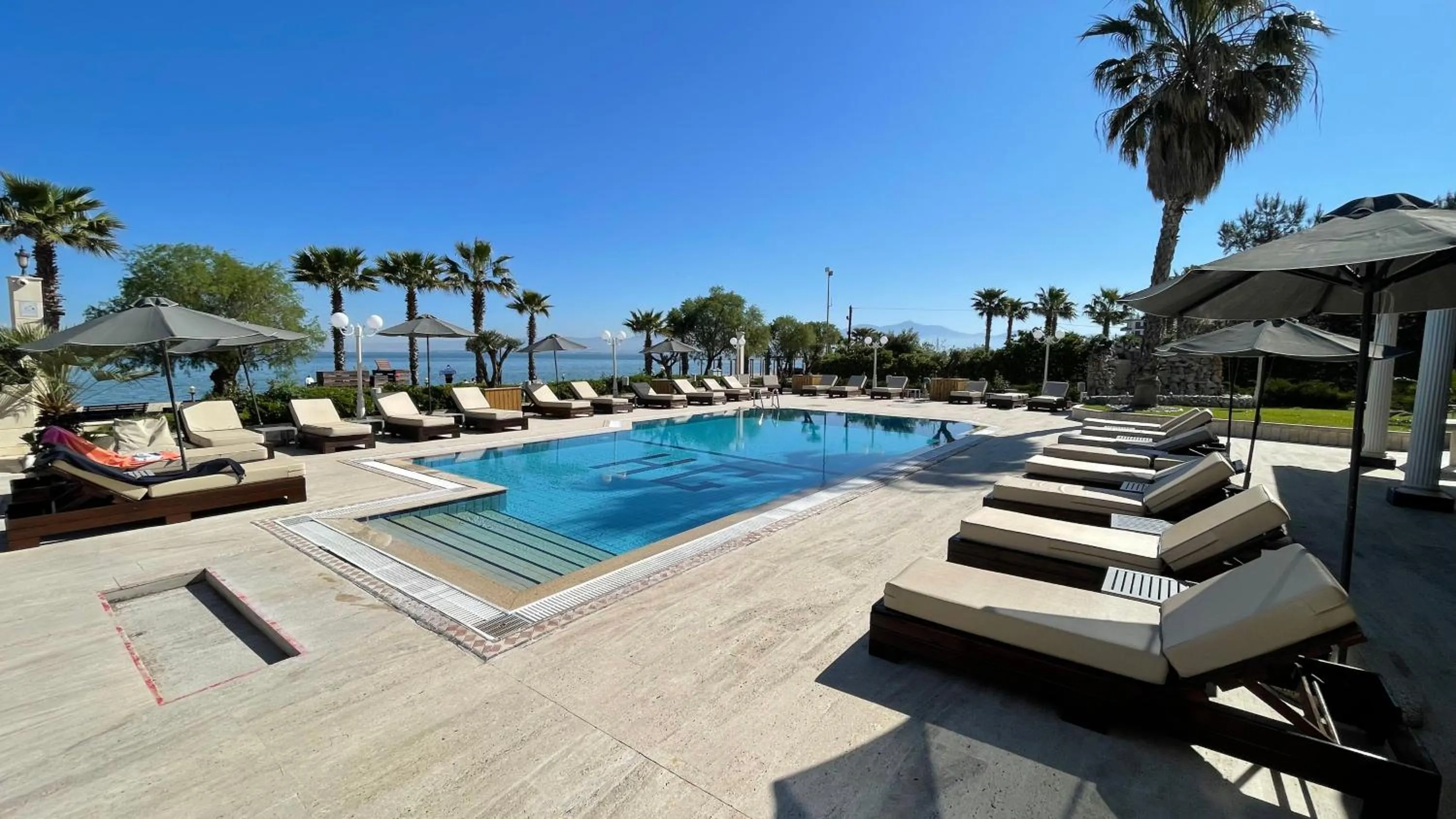 Swimming pool in EONA BEACH RESORT by Greek Pride