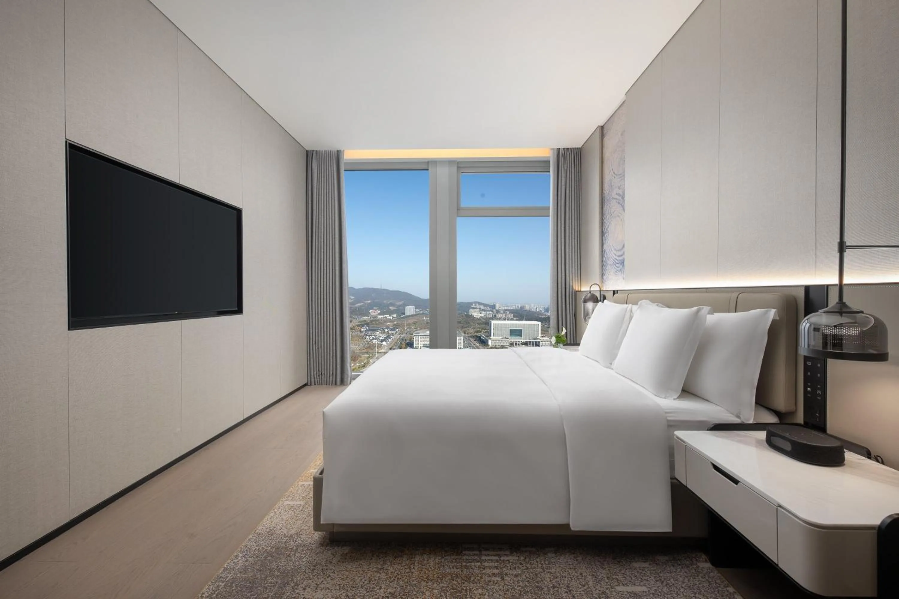 Photo of the whole room, Bed in Crowne Plaza Jingmen by IHG