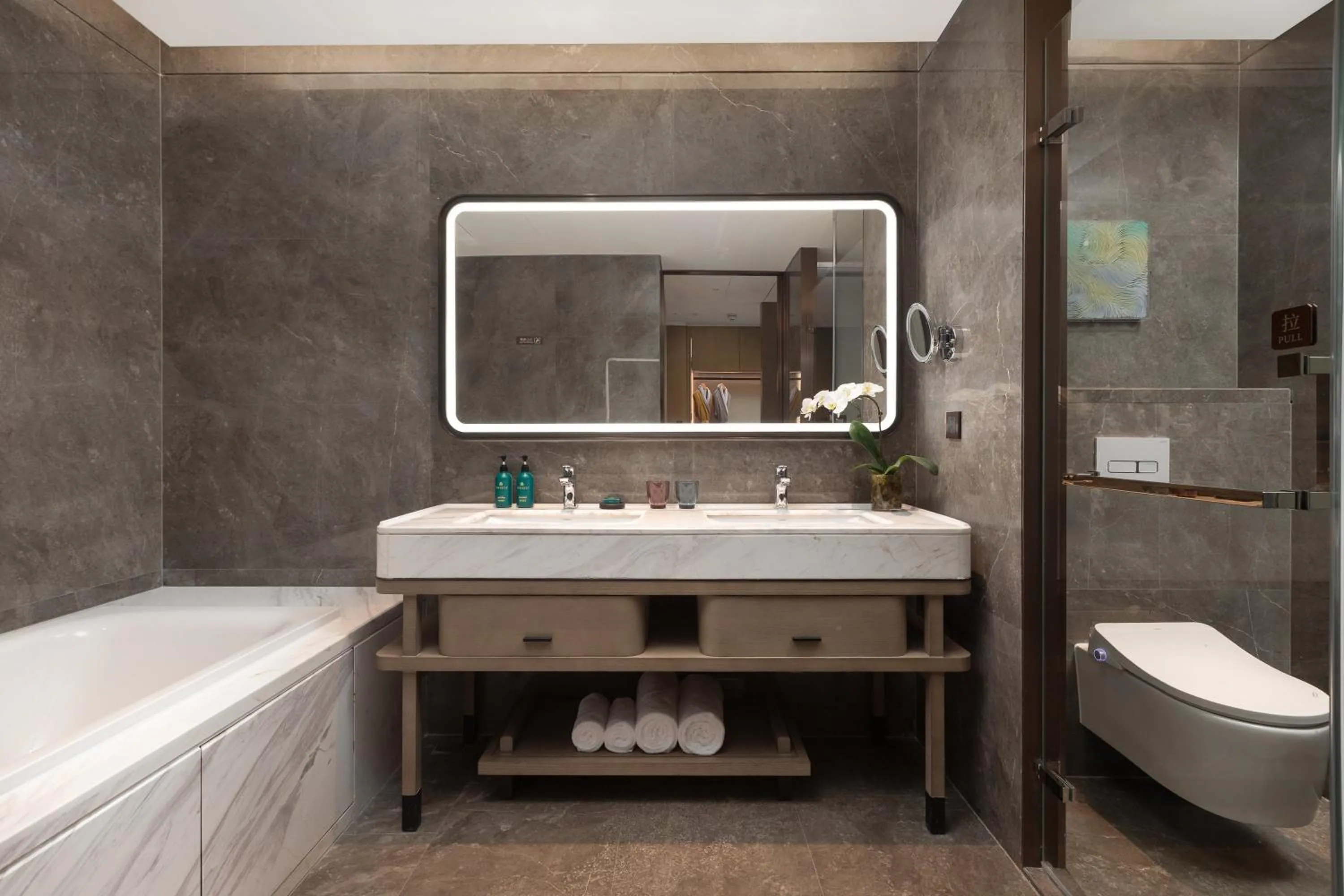 Photo of the whole room in Crowne Plaza Jingmen by IHG