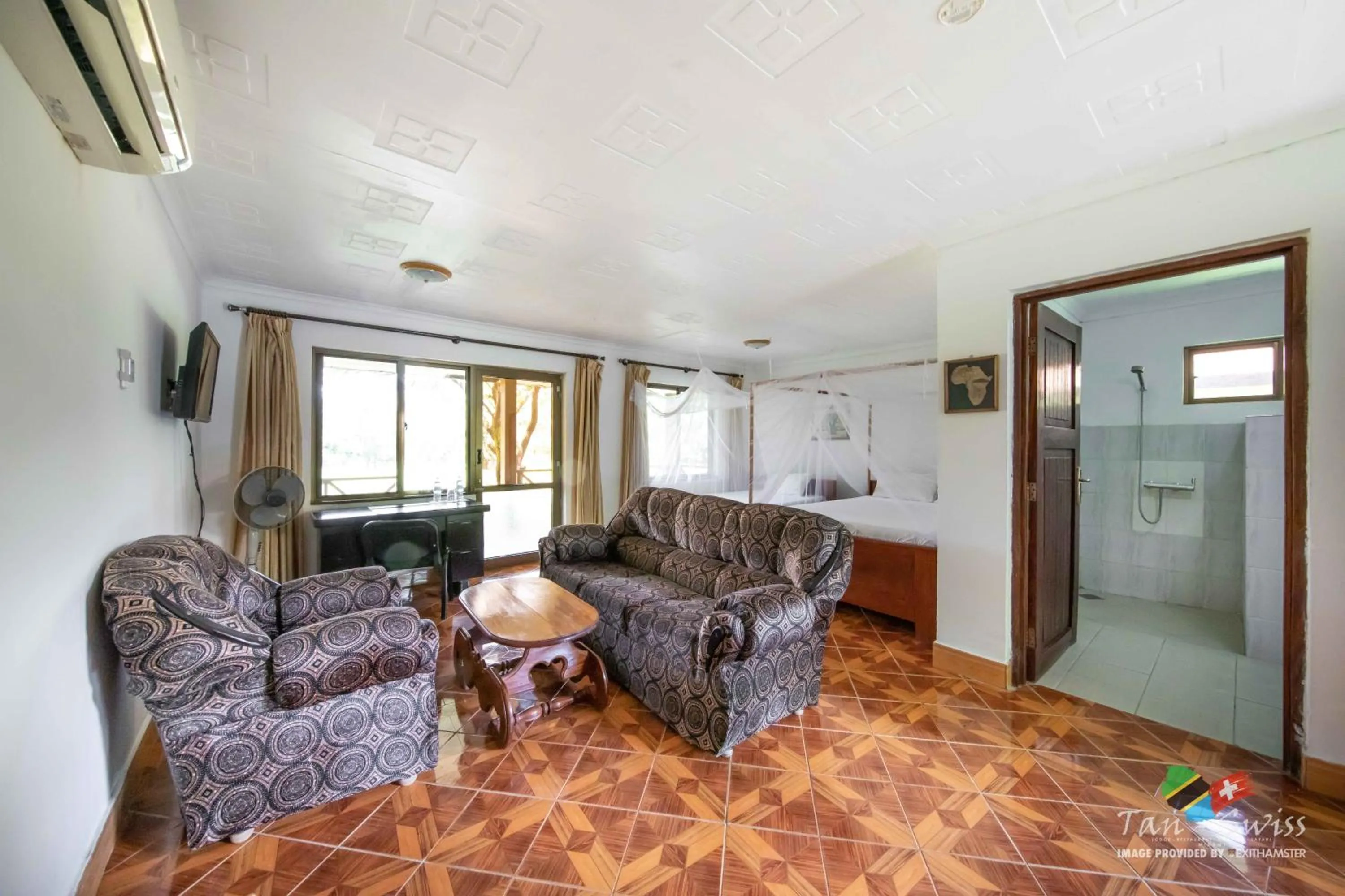 Seating area in Tan-Swiss Lodge