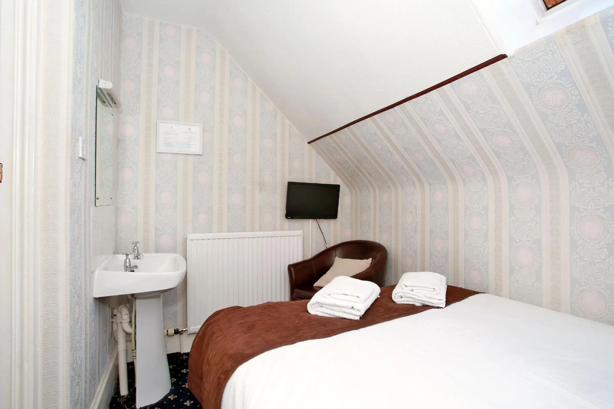 Photo of the whole room, Bed in CitiHouse Aberdeen West End