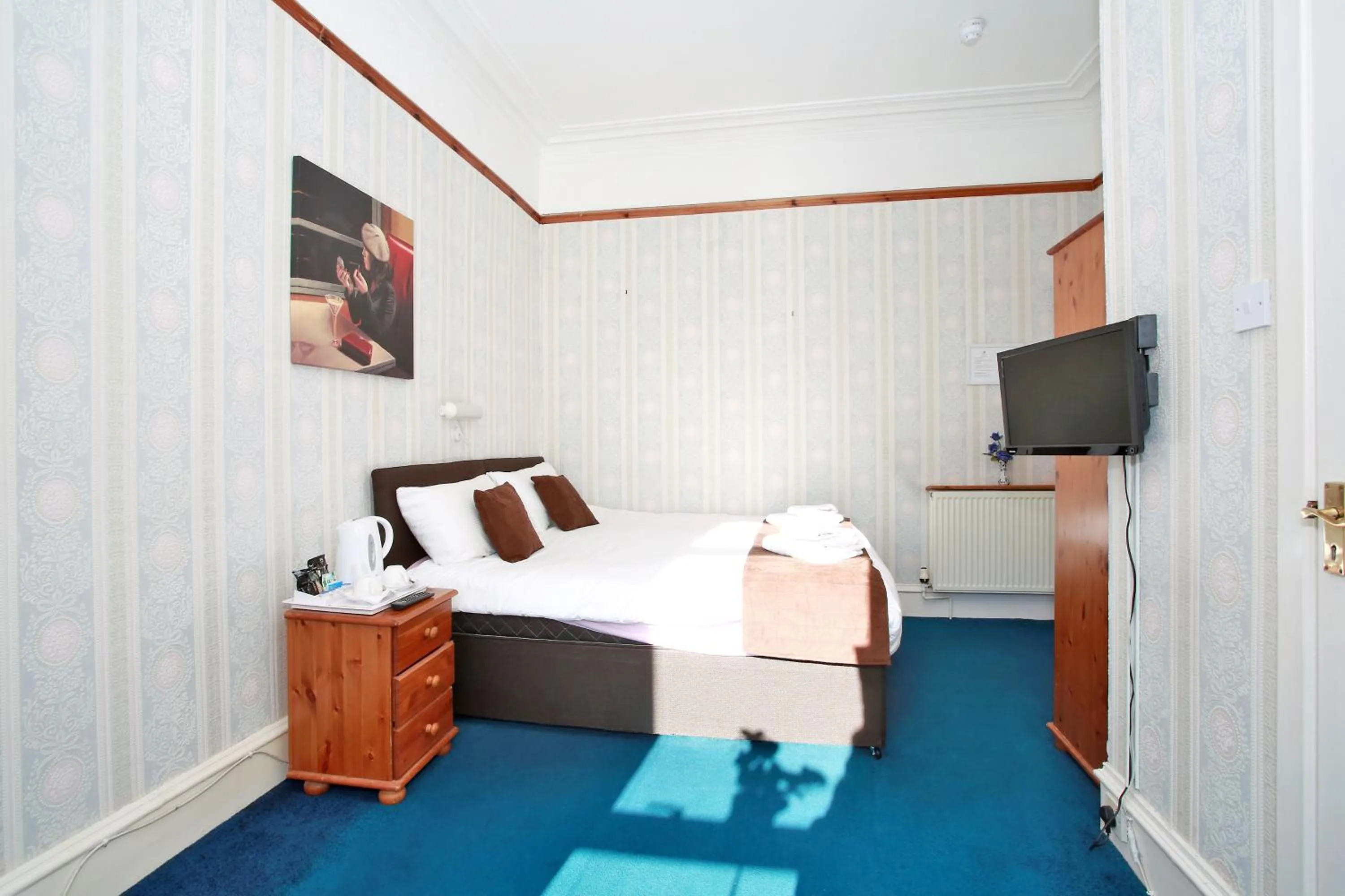 Photo of the whole room, Bed in CitiHouse Aberdeen West End