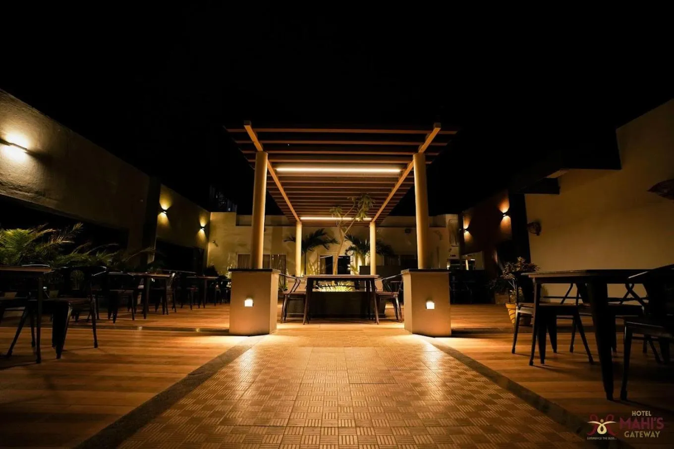 Restaurant/places to eat in Hotel Mahi's Gateway