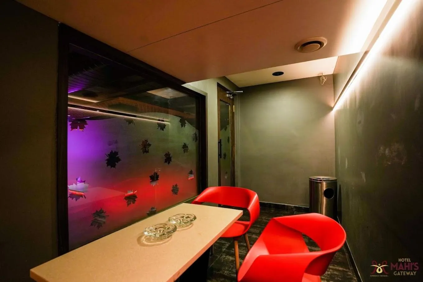 Restaurant/places to eat in Hotel Mahi's Gateway