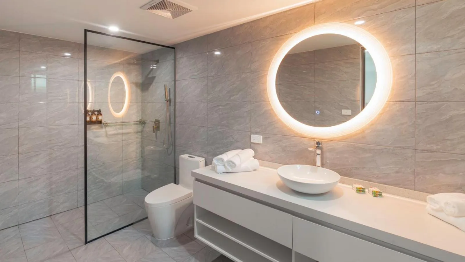 Shower in Hibiscus Suites And Residences