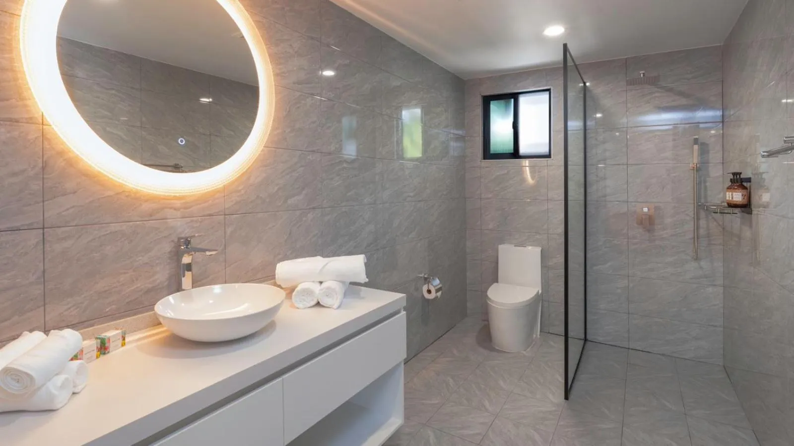 Toilet in Hibiscus Suites And Residences