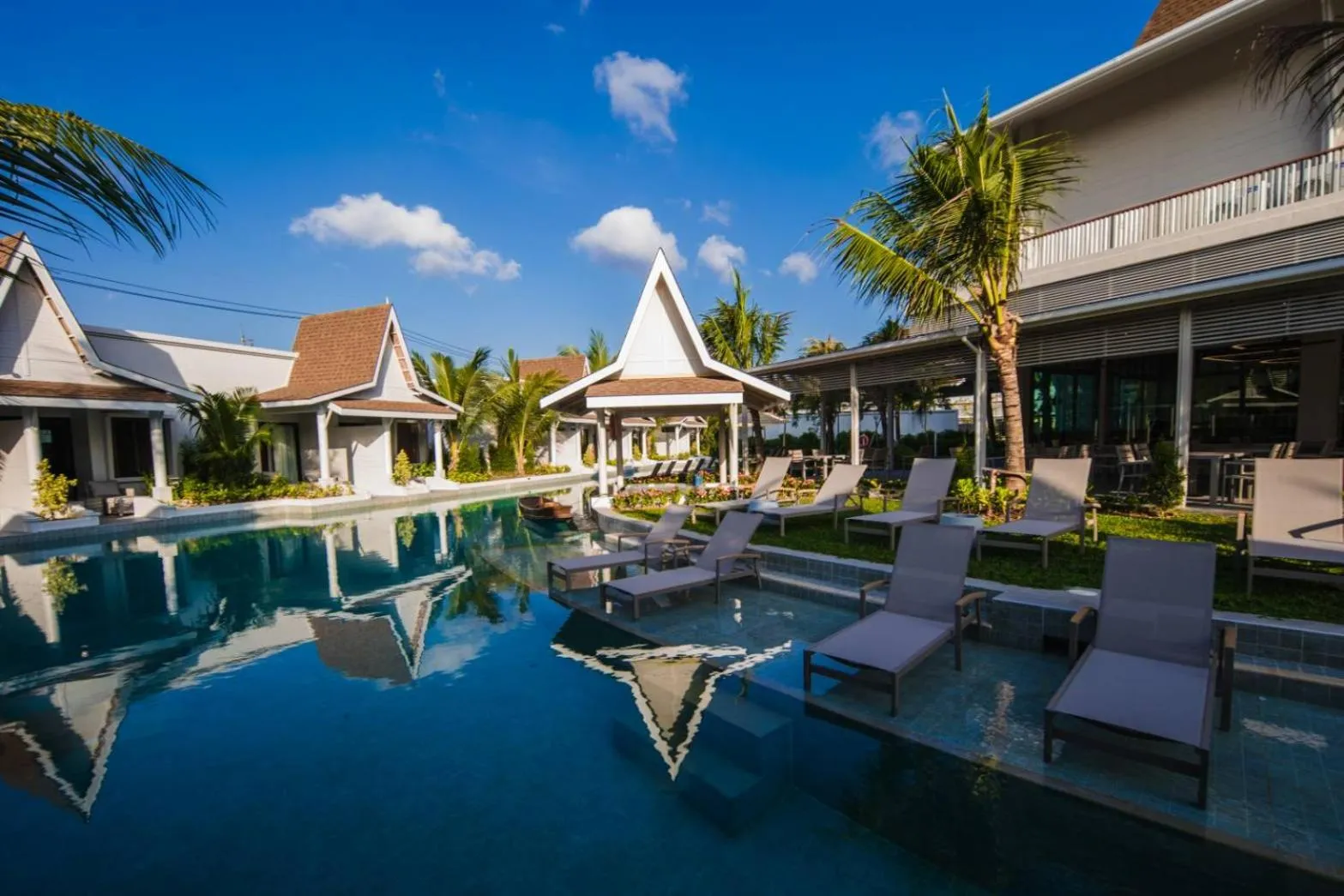 Swimming pool in Lalynn Resort & Villas, Phuket