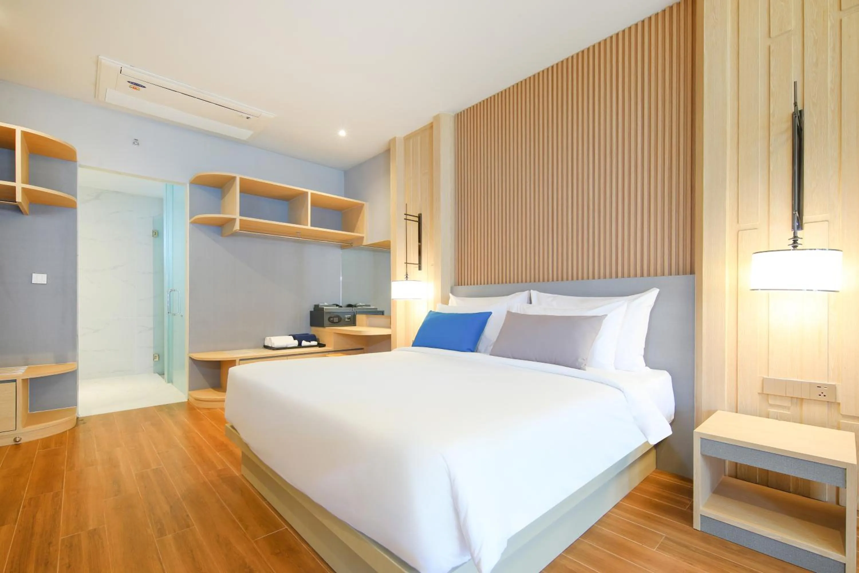 Bedroom, Bed in Lalynn Resort & Villas, Phuket