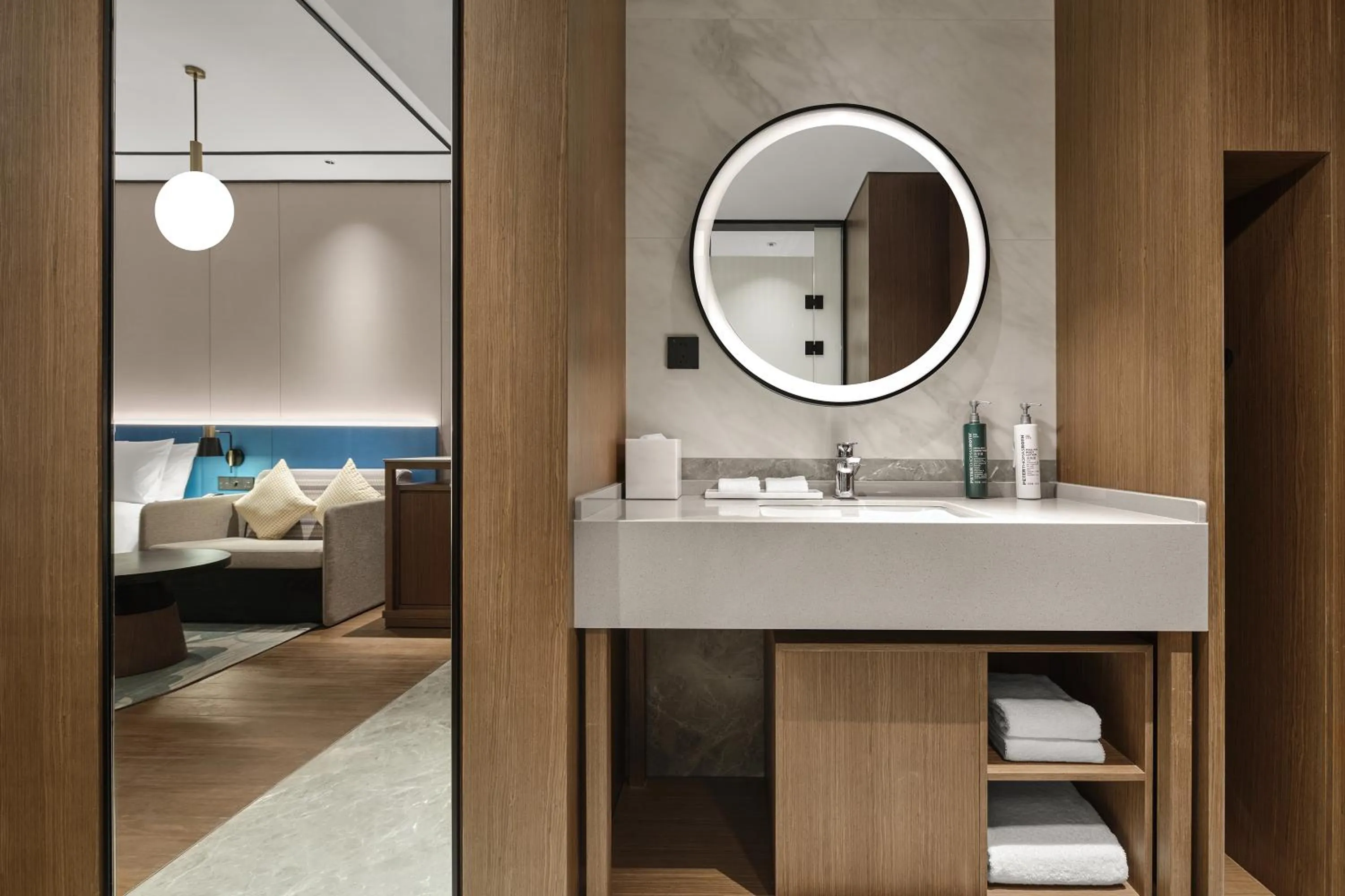 Toilet, Bed in Hilton Garden Inn Beijing Yizhuang