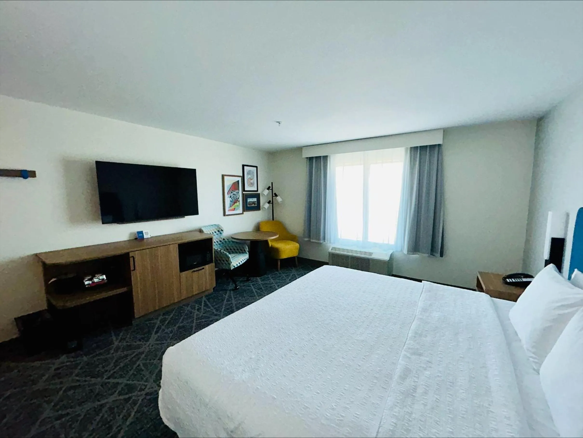 Bed in Hampton Inn & Suites by Hilton Little Rock Airport