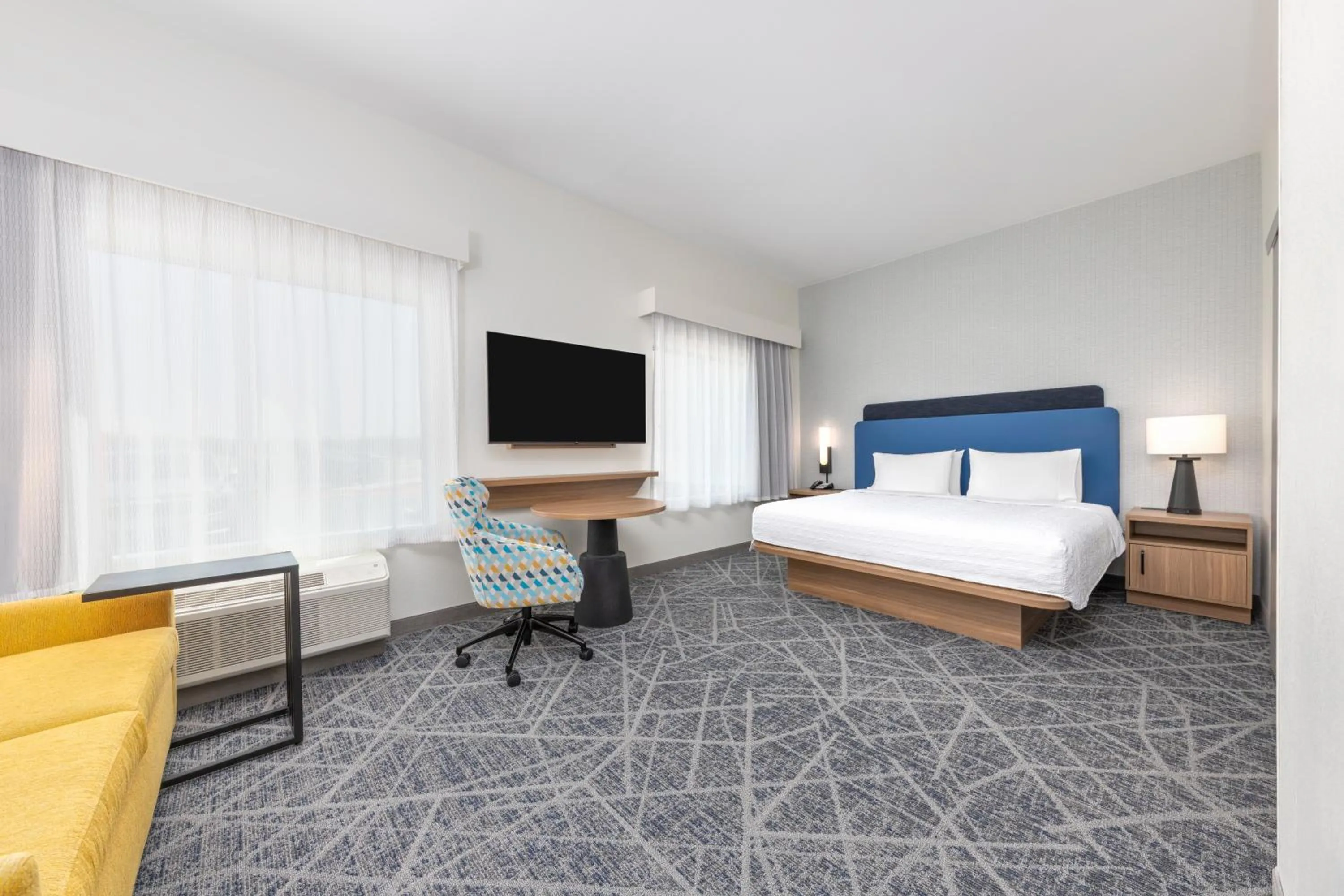 Bed in Hampton Inn & Suites by Hilton Little Rock Airport