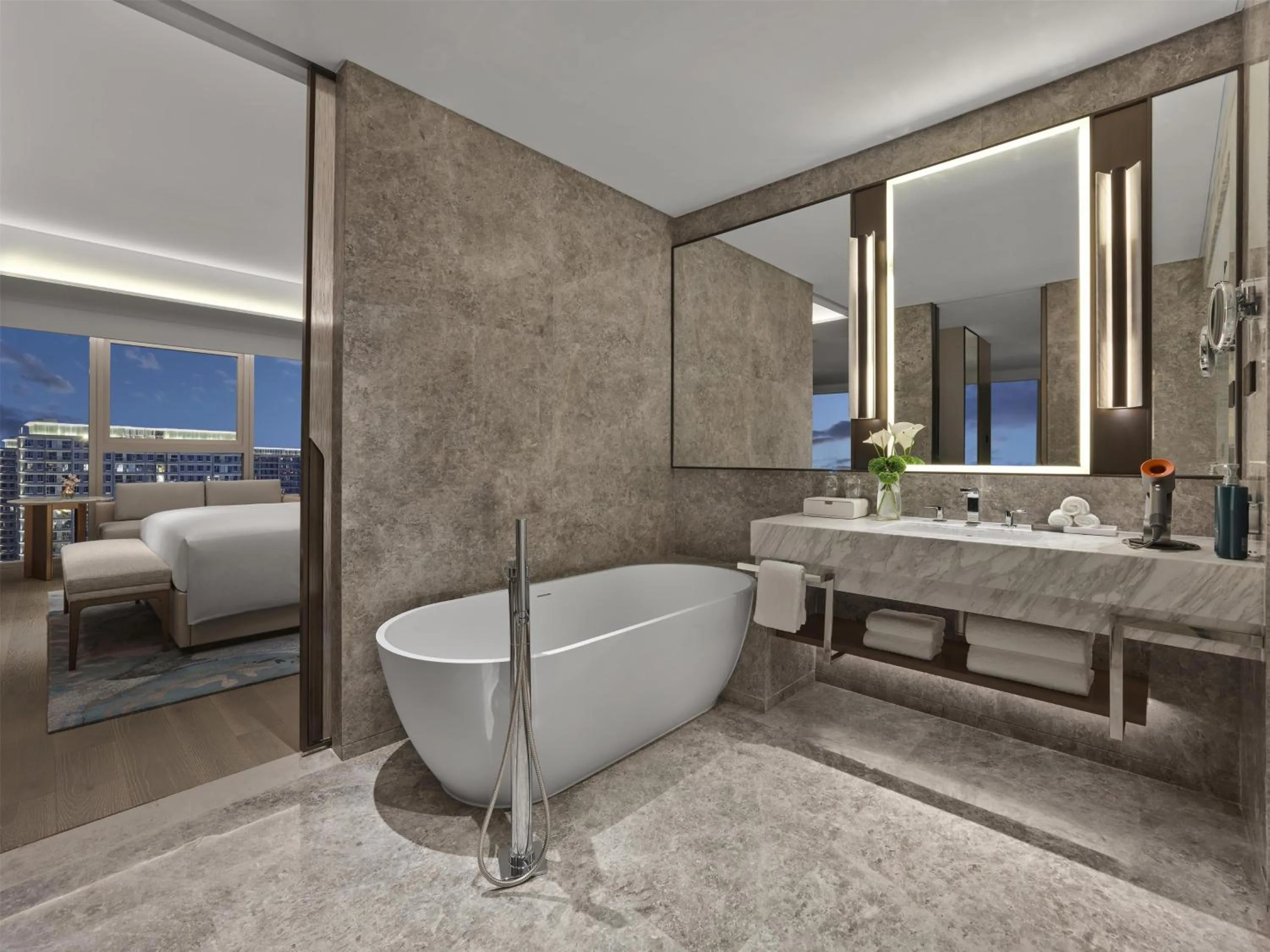 Bathroom, Bed in Hilton Shanghai Greater Hongqiao