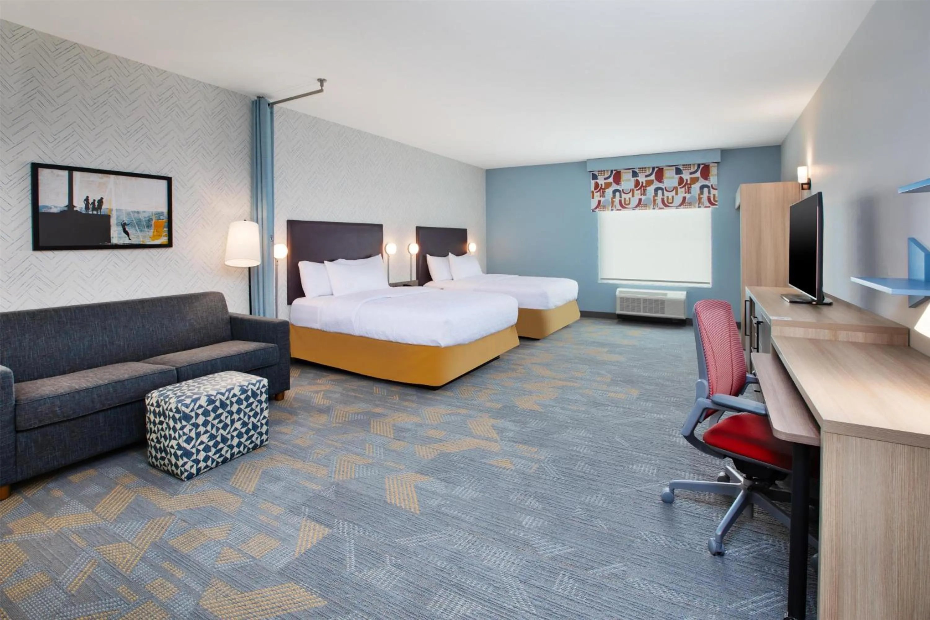 Living room, Bed in Home2 Suites By Hilton Traverse City