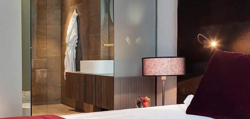 Bathroom, Bed in Grand Hotel Campione