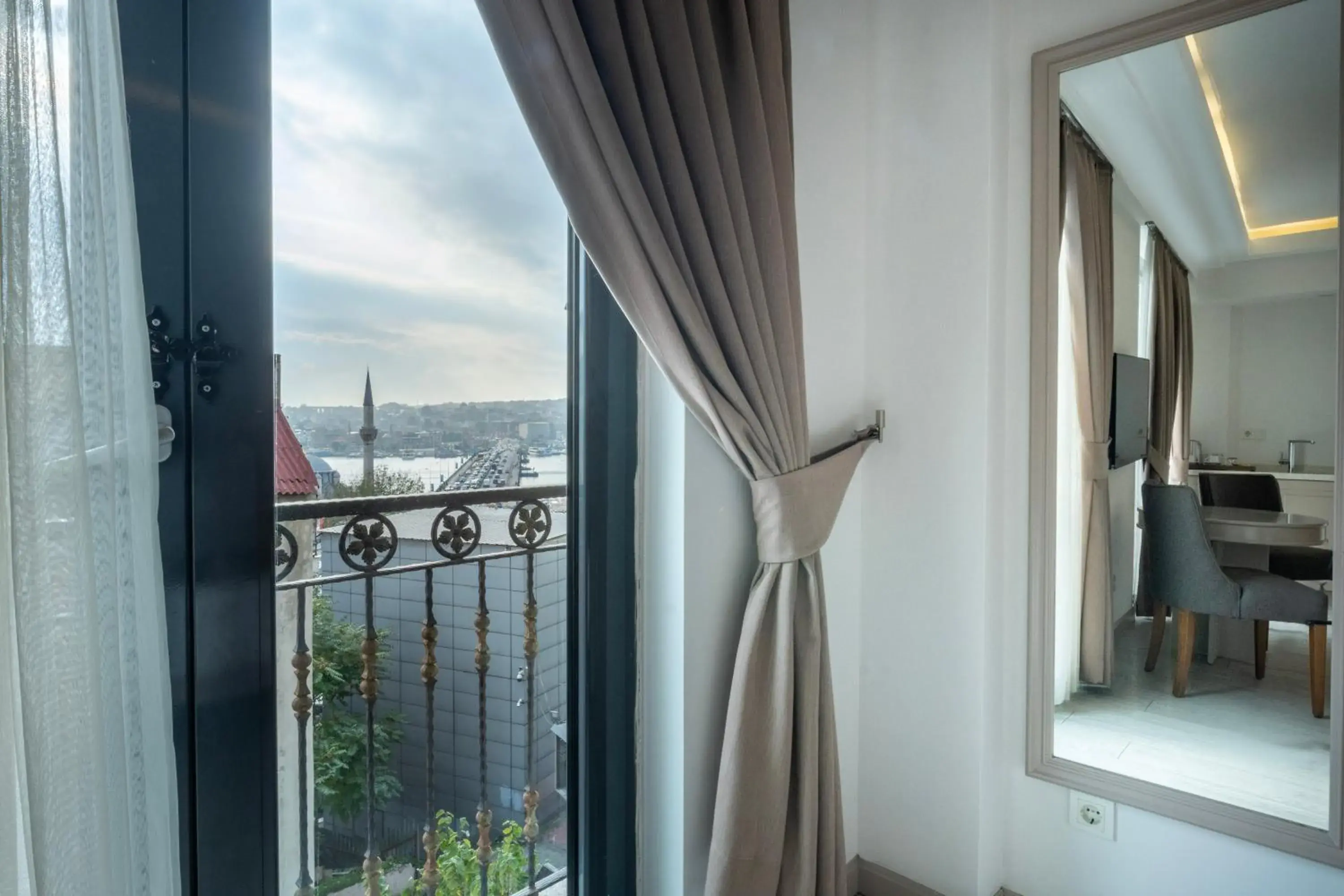 Deluxe Partial Sea View in Perla Galata Hotel Deluxe Partial Sea View in Perla Galata Hotel