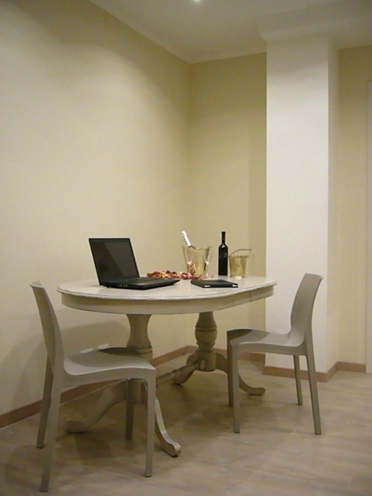 Dining area in Grignetti Bed