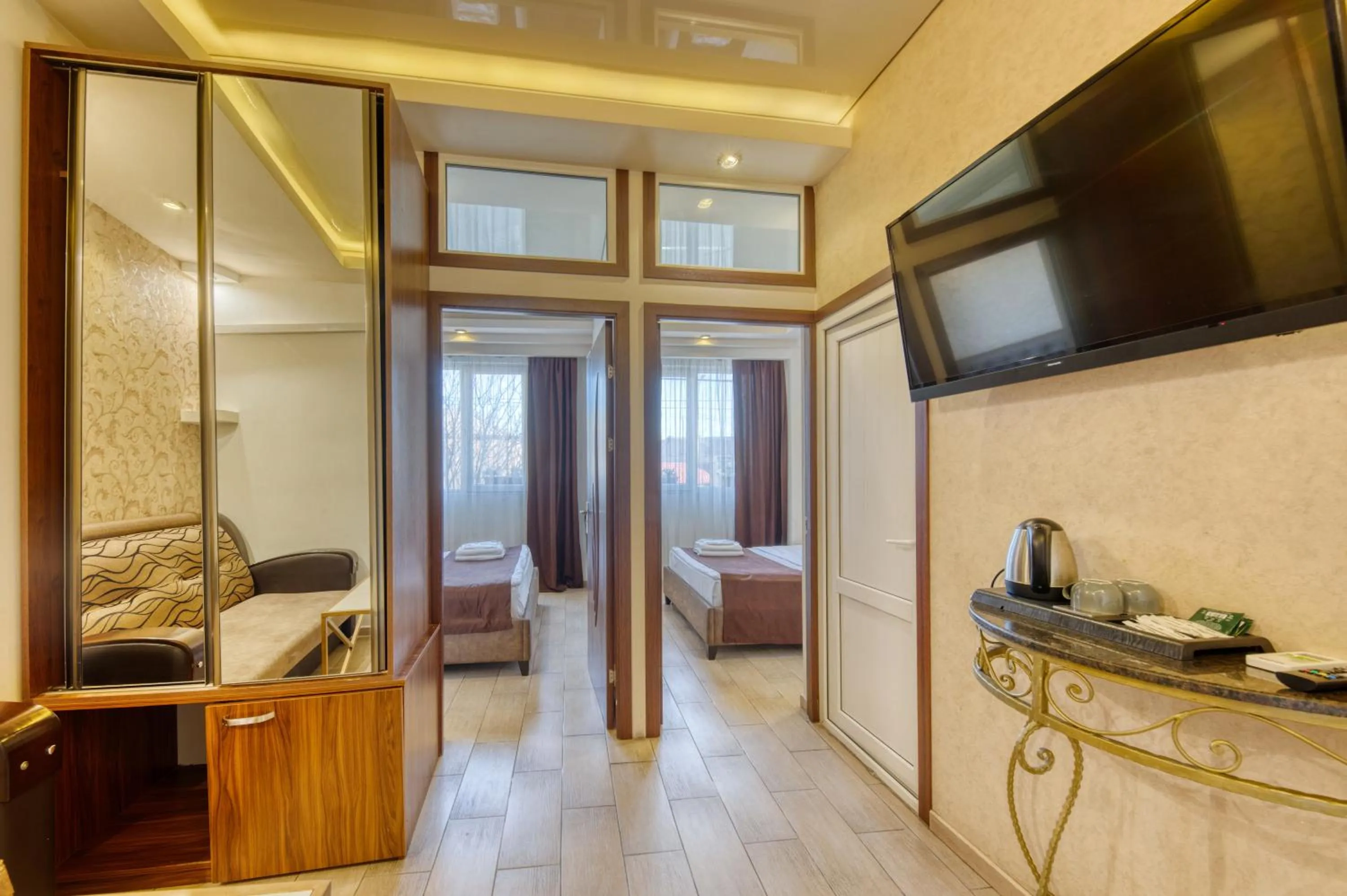 Photo of the whole room, Bed in Aleppo Hotel