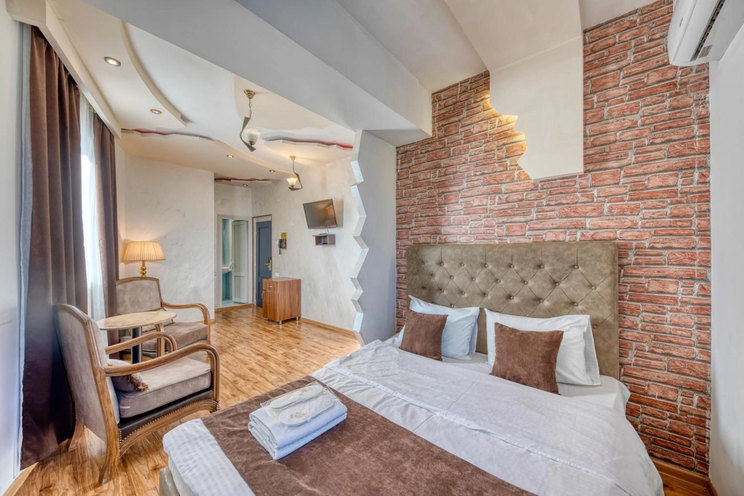 Seating area, Bed in Aleppo Hotel