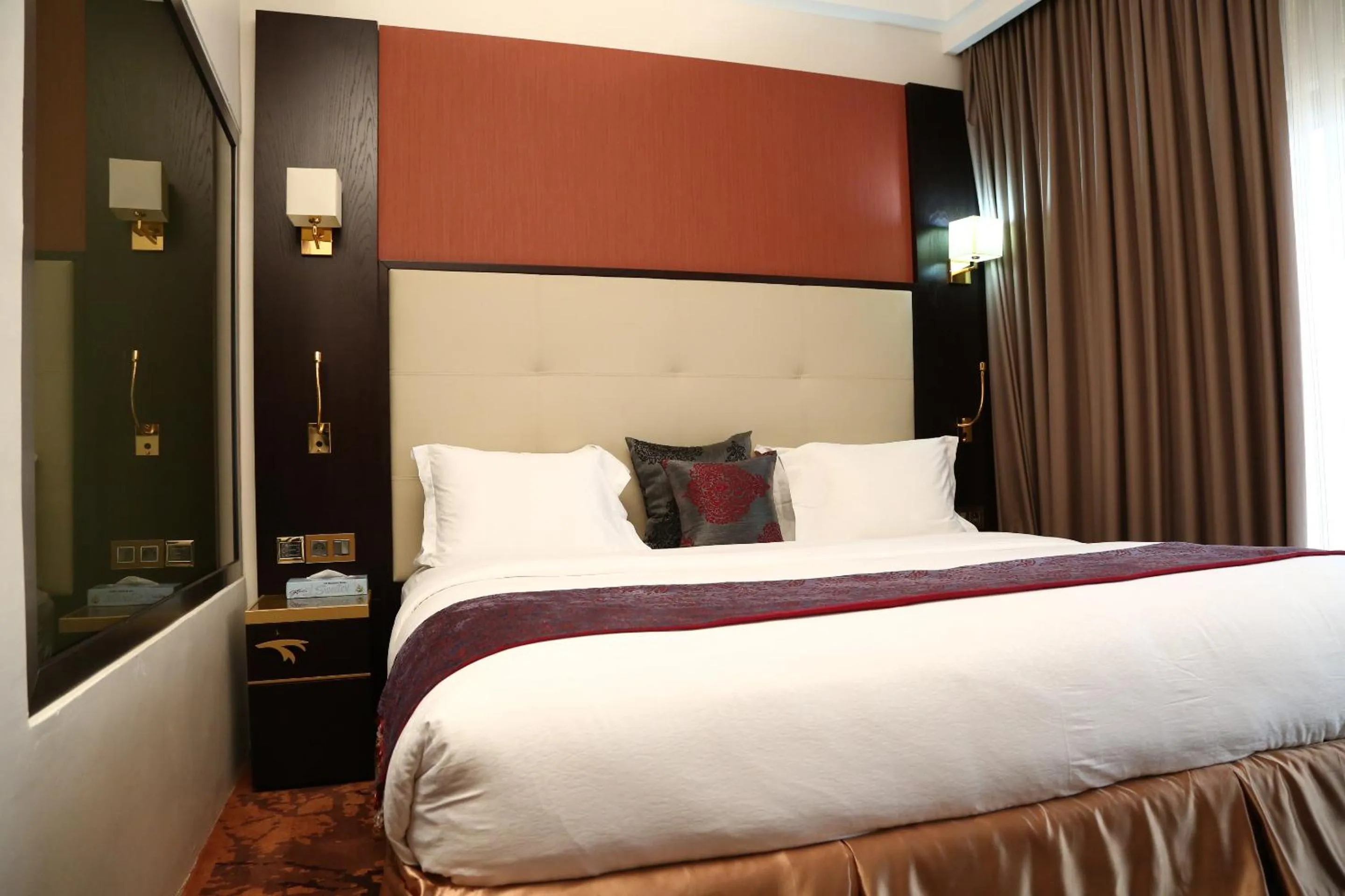 Bedroom, Bed in Hôtel Fleur de Lys Plateau